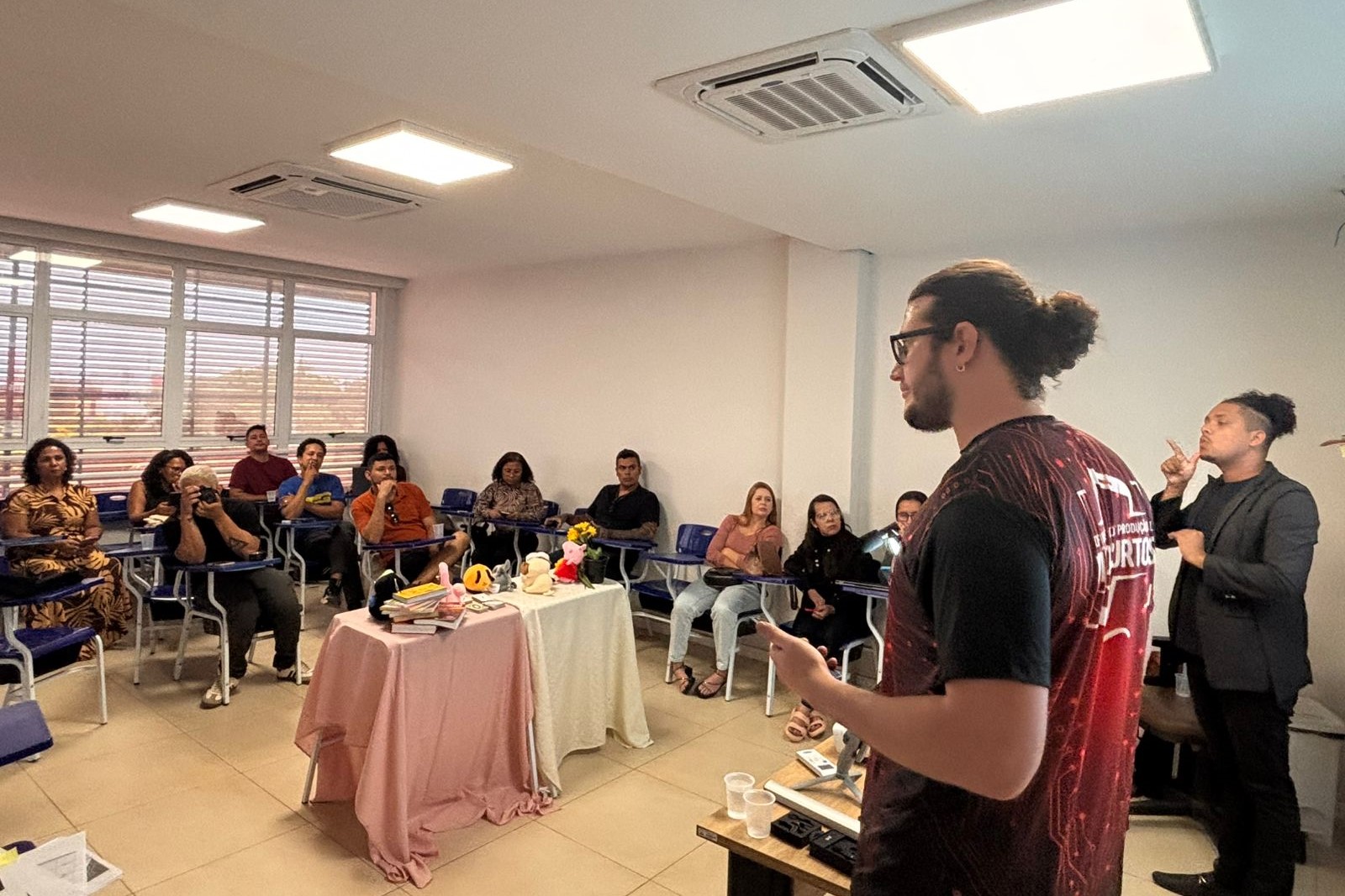 Professores de Artes de Palmas participam de formação continuada com foco na produção de vídeos curtos