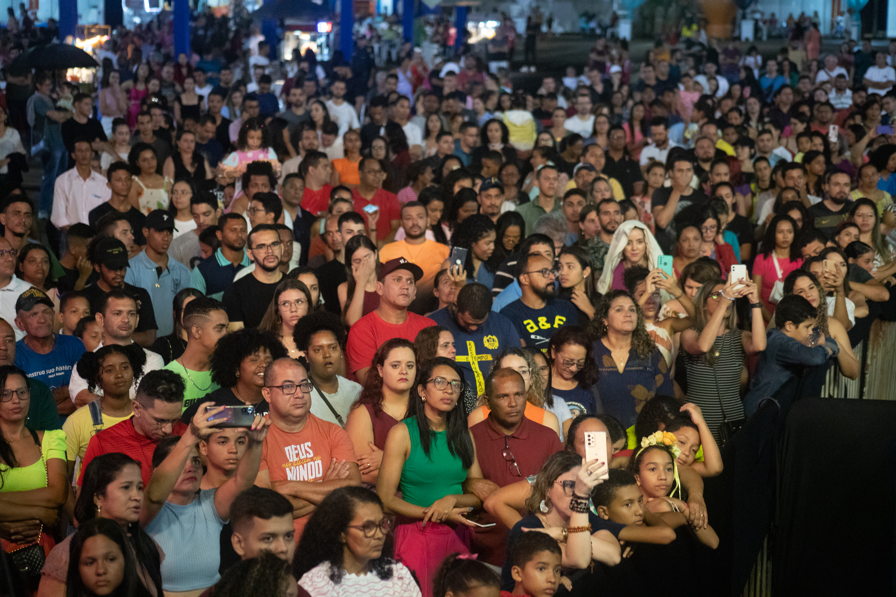 Sem se deixar intimidar por ameaça de chuva, público se emociona com atrações da quarta noite