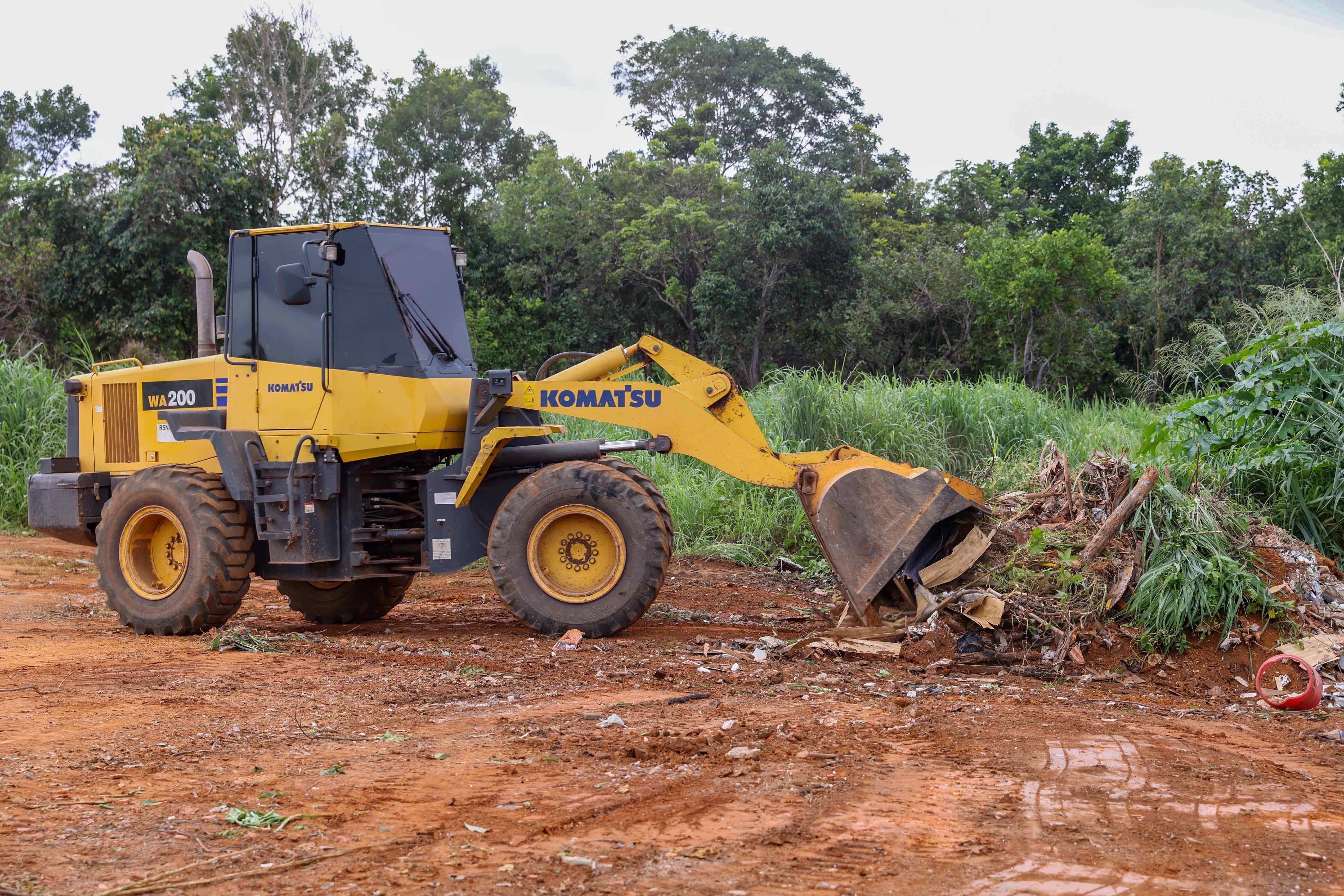 Seisp age rapidamente para limpar área usada para descarte irregular de entulho na Arso 64