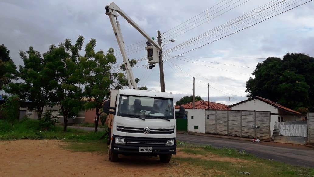Morador pode solicitar manutenção de iluminação pública da sua rua por telefone