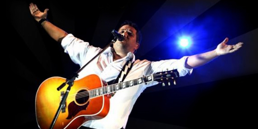 Show com cantor Fernandinho encerra Temporada de Férias