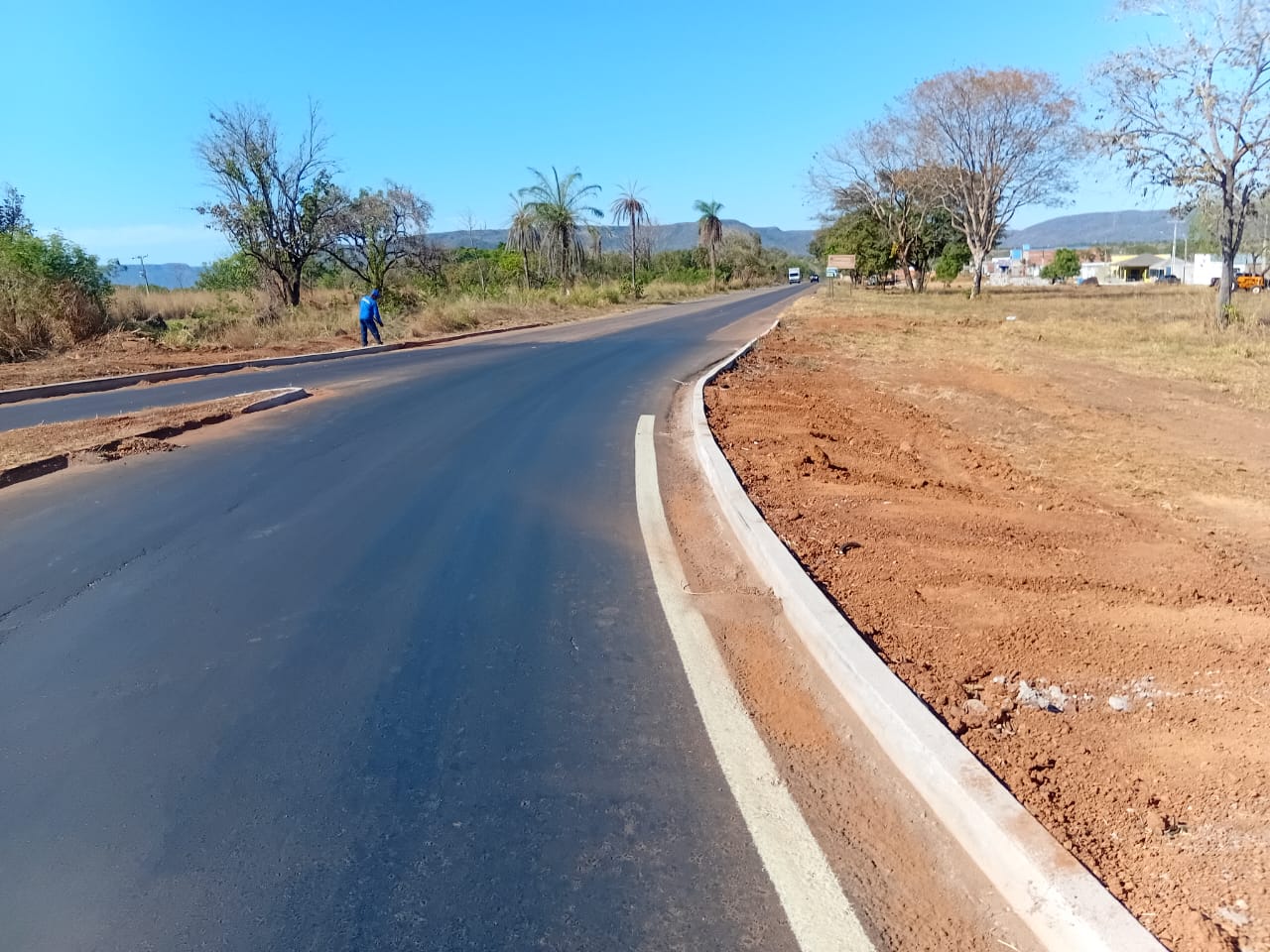 Avenida Taquaruçu, saída para o distrito, onde trabalhadores da Zeladoria Urbana trabalham em preparação para o 19º FGT