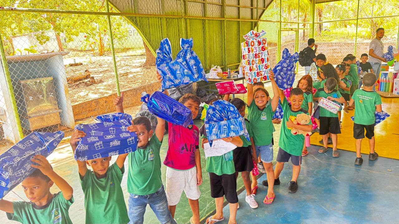 Todos os estudantes da escola receberam brinquedos doados pelos parceiros - Divulgação