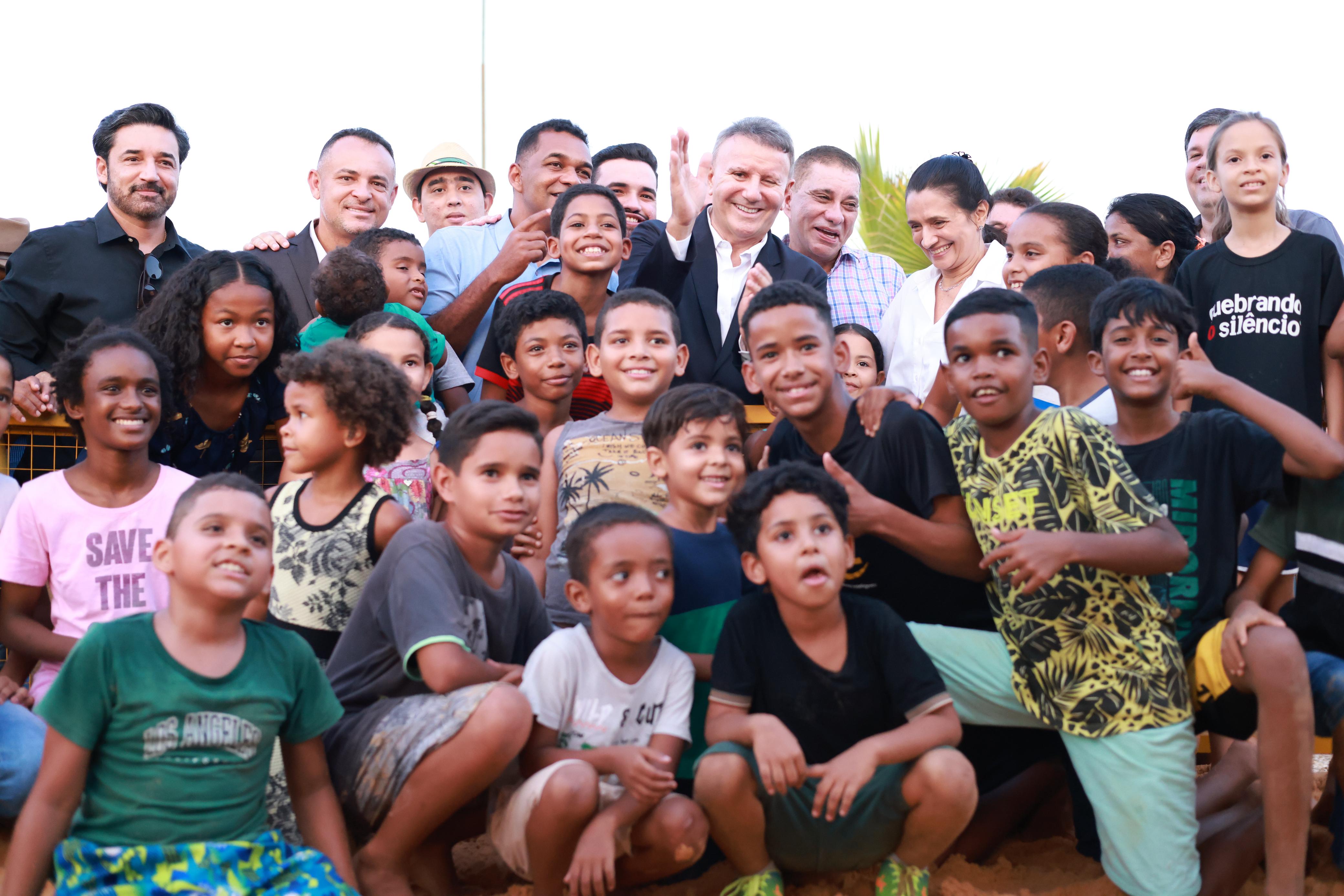 Prefeito Eduardo Siqueira e a primeira-dama, Polyanna Siqueira, ao lado das crianças no Setor Belo Vale