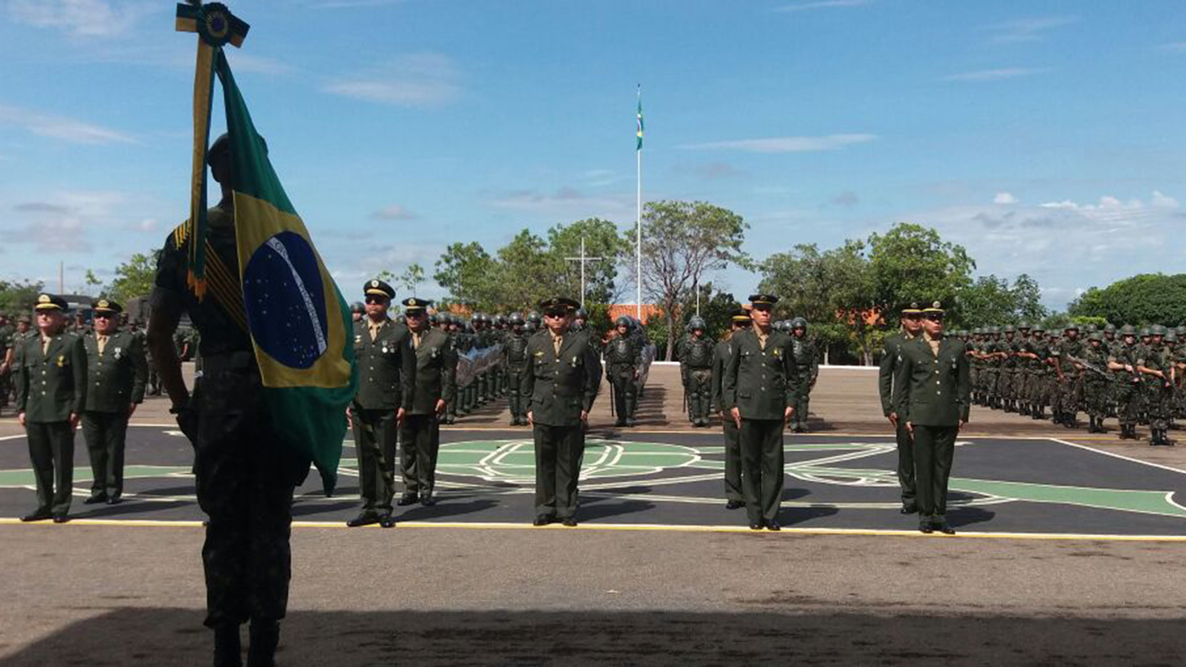 Alunos da rede municipal de ensino participam de comemoração do Dia do Exército, nesta quinta, 19