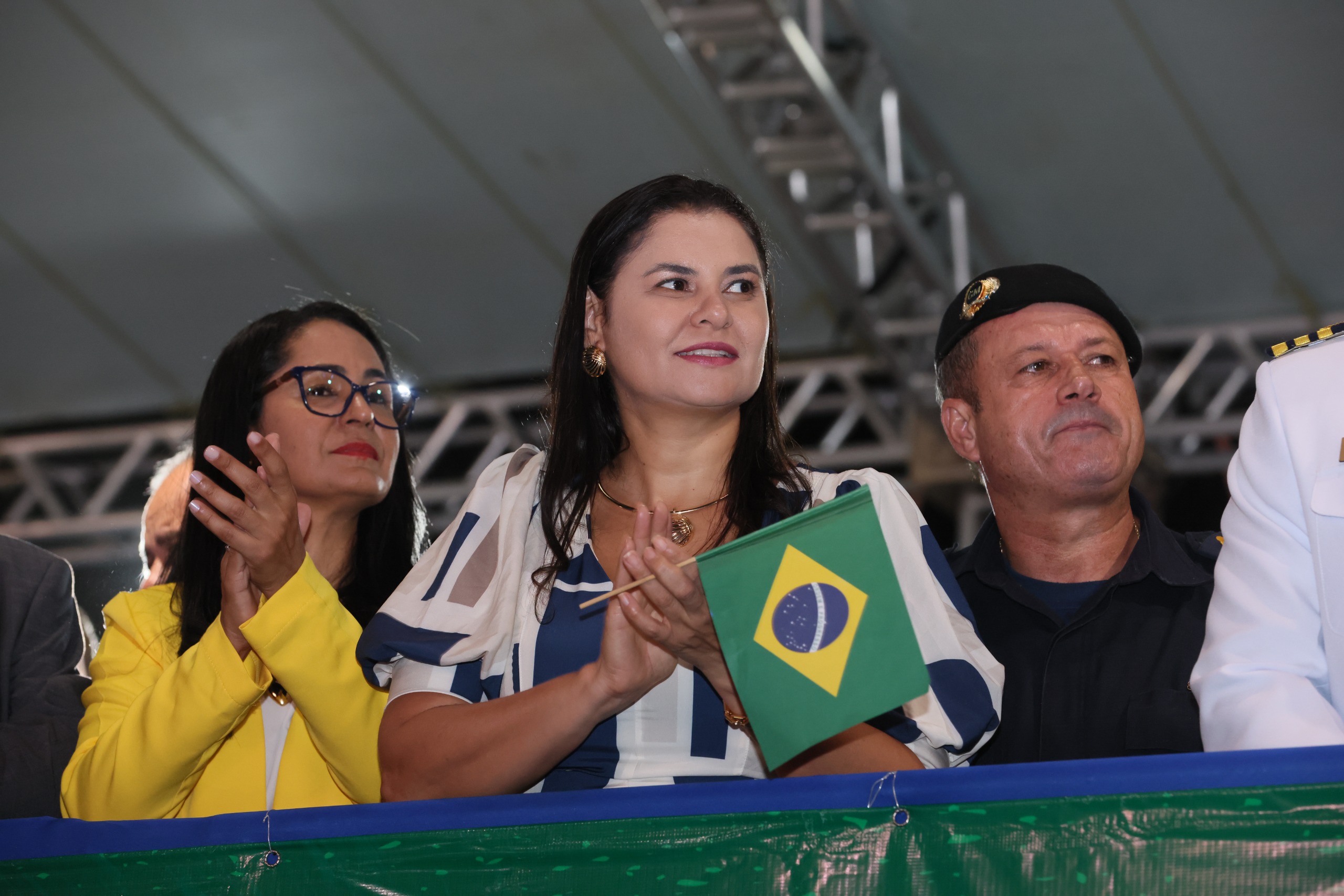 Secretária Anice Moura também prestigiou os alunos da rede municipal em desfile realizado neste domingo, 7