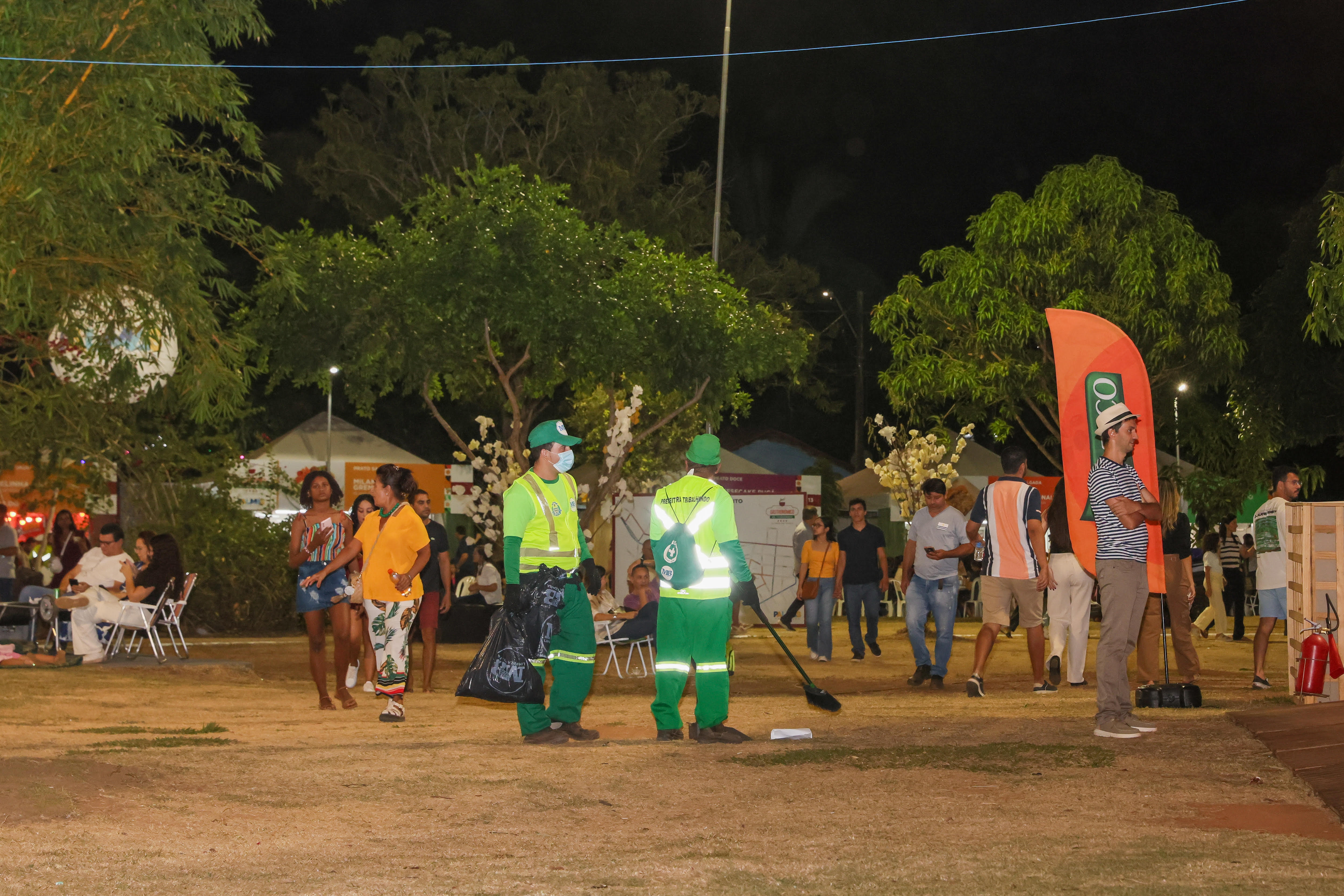 Equipes de limpeza em atuação na primeira noite do Festival Gastronômico 