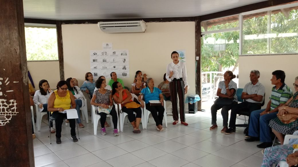 Idosos batem um papo legal com psicóloga sobre sexualidade e outros temas polêmicos