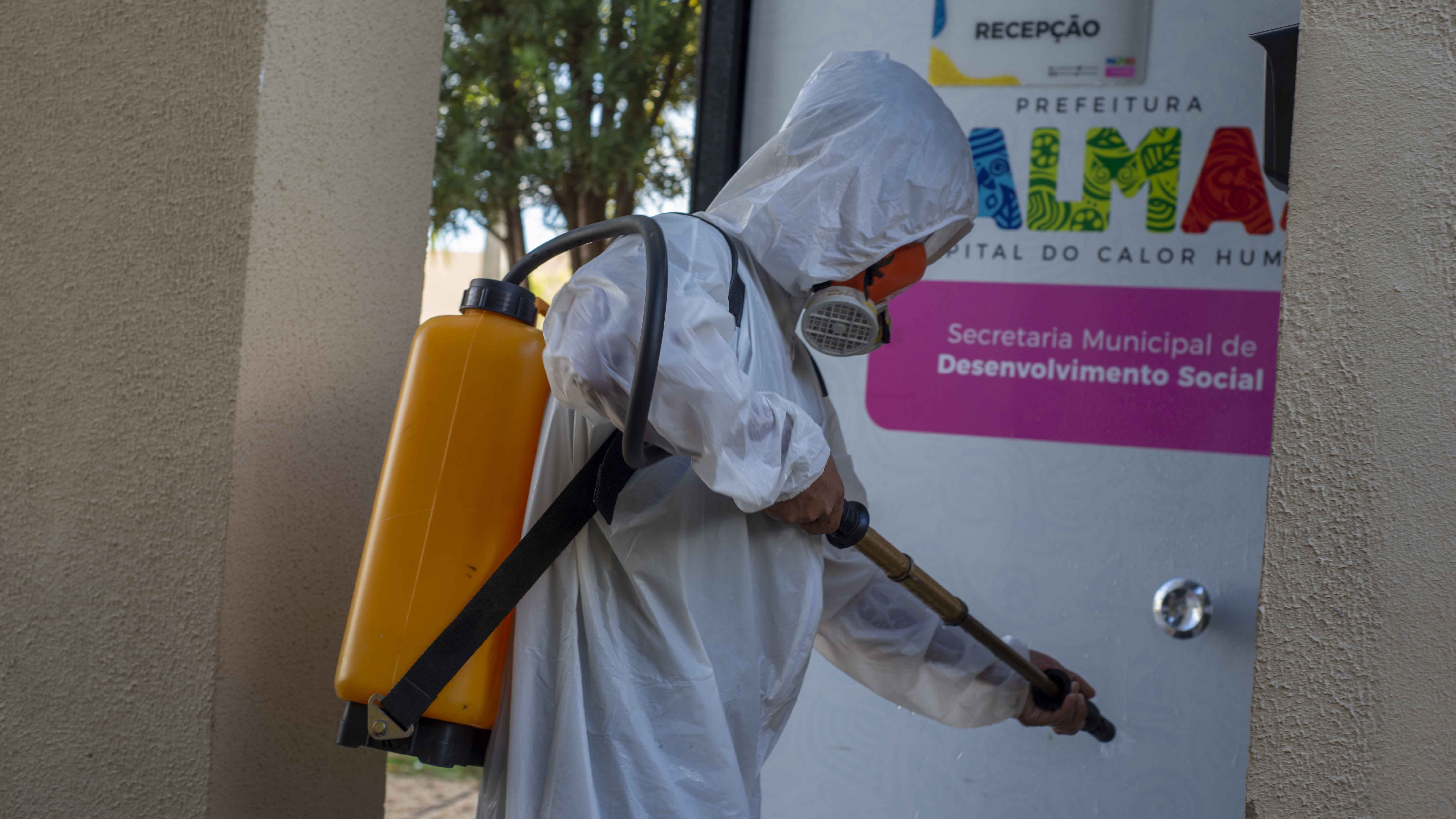 Militares do Exército Brasileiro realizam ação de desinfecção e esterilização em prédios da rede municipal de Assistência Social