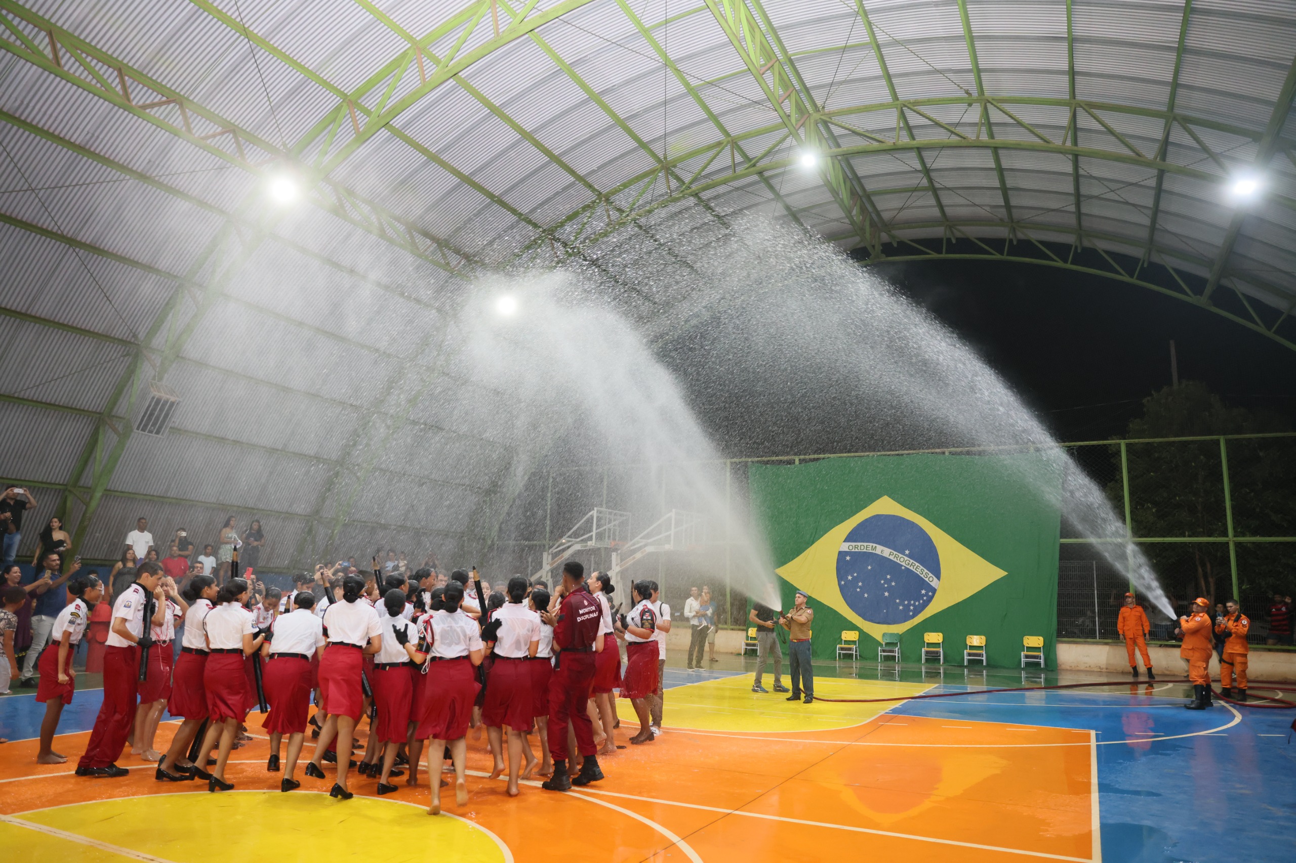 Ao final, os formandos participaram do tradicional batismo com água