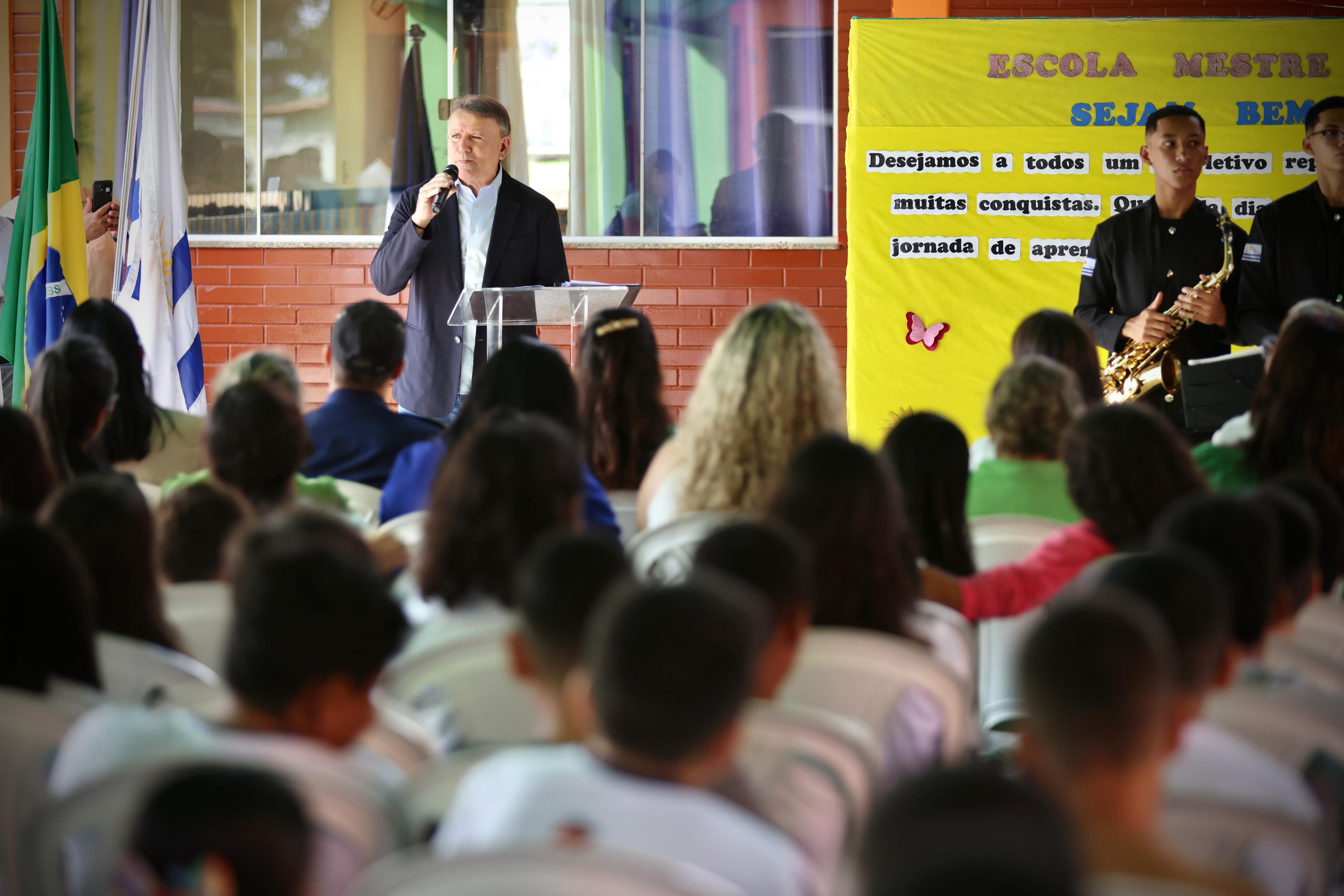 Prefeito conversa com alunos e conta um pouco da sua história,  vida familiar e trabalho