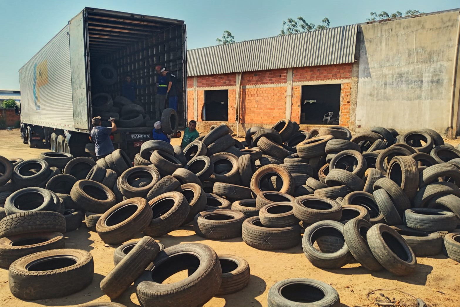 Situado no setor industrial, na região sul de Palmas, o Ecoponto é o local destinado ao recebimento de pneus inservíveis