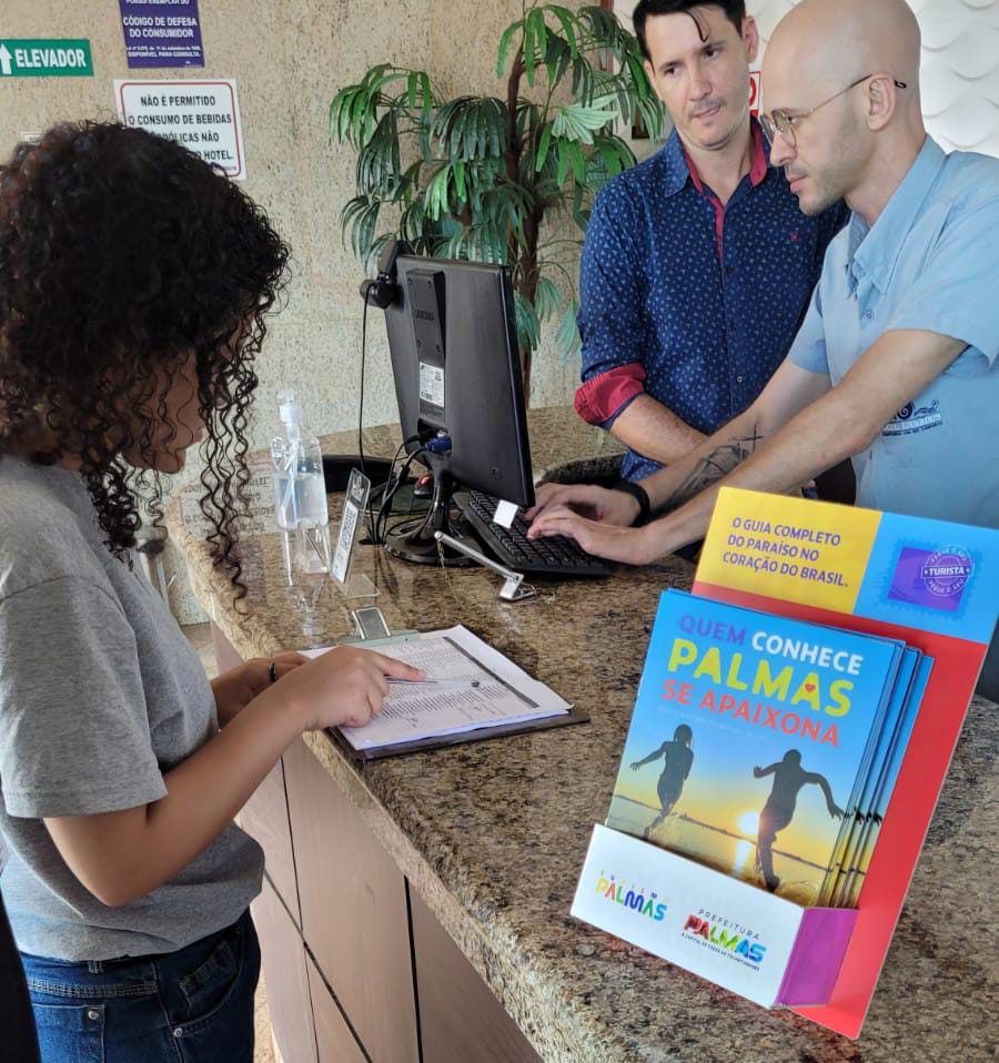 Agtur distribui material da campanha “Quem conhece Palmas Se Apaixona” em hotéis e pousadas