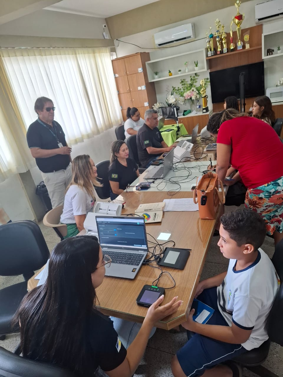 Alunos recebem documento de identificação durante etapa do 'MiniCidadão'