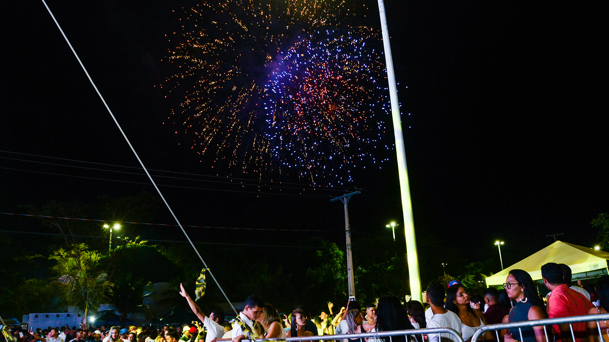 Famílias se reúnem na Graciosa para celebrar a chegada de 2020 ao som de muito ritmo e espetáculos de cores