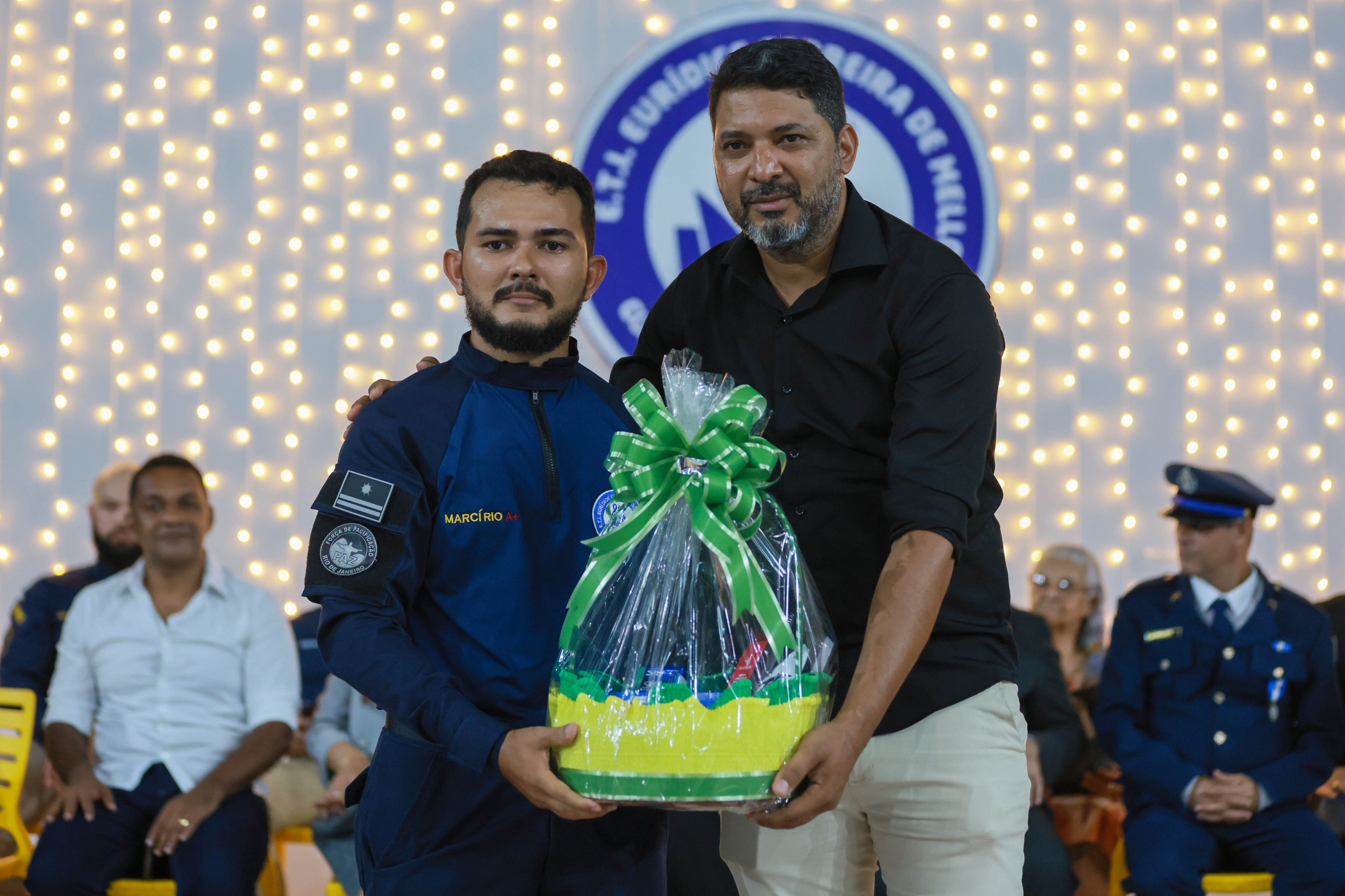 A cerimônia foi marcada também por várias homenagens aos colaboradores da escola