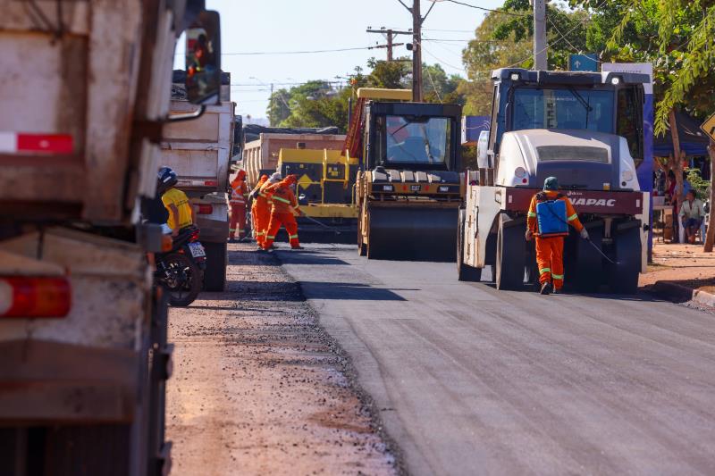 Avenidas TLO-05 e TNS-08 do Jardim Taquari recebem pavimentação asfáltica