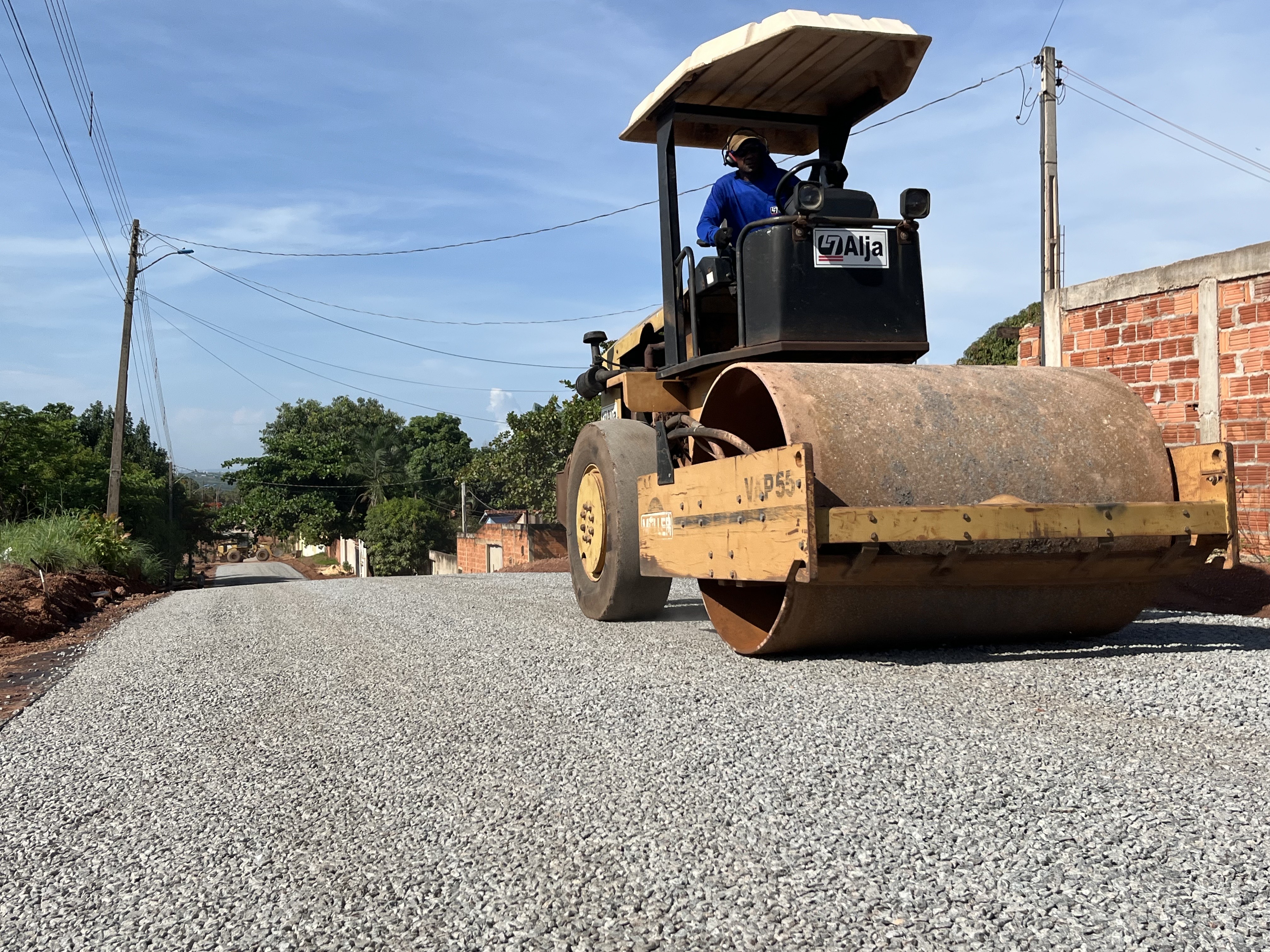 Trechos da Rua 42 que já receberam a pavimentação asfáltica 