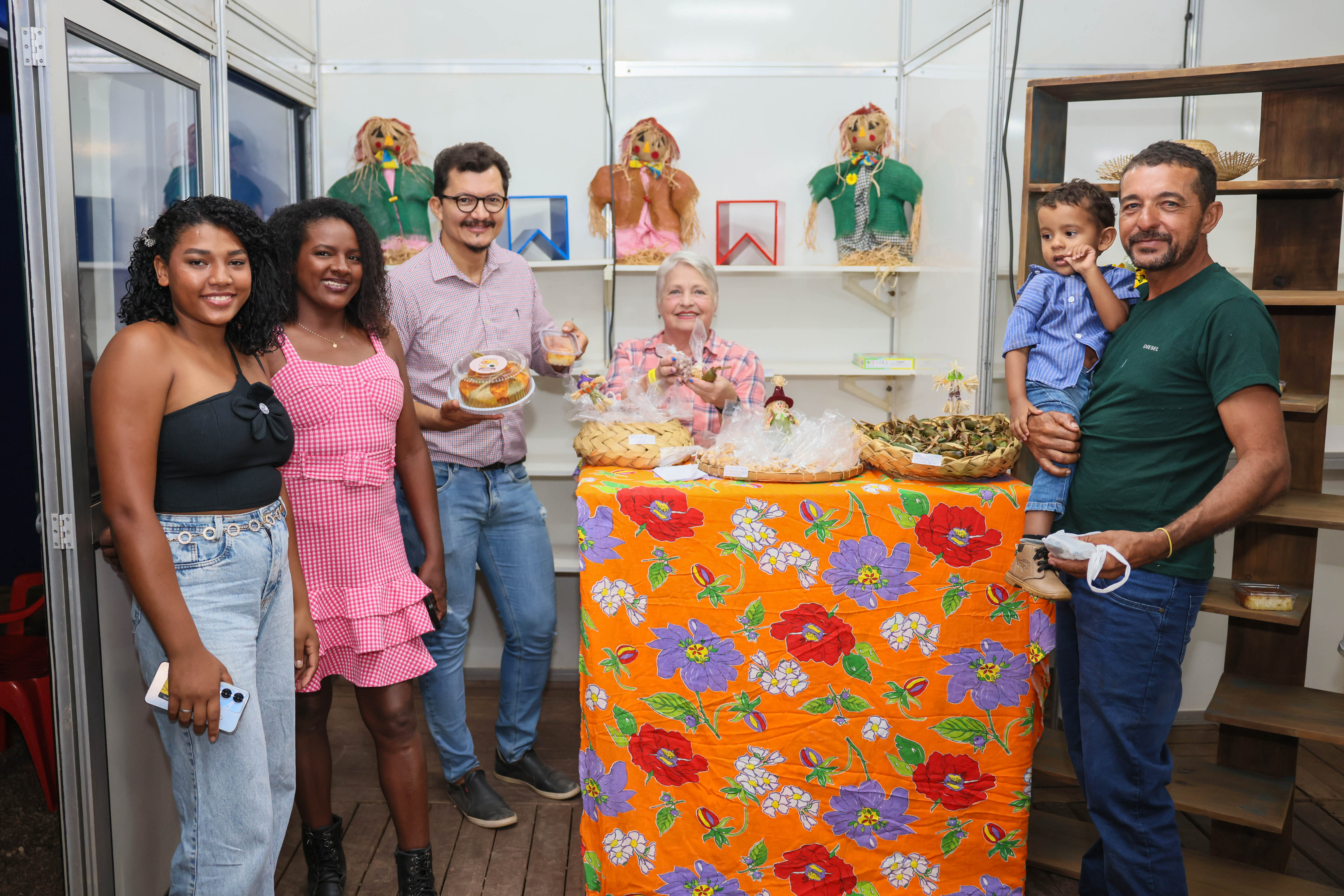 Frequentador assíduo do Arraiá da Capital, o produtor rural Carlos Souza [à direita], acompanhado da esposa e dos filhos, elogiou a criação do ‘Mercadão’