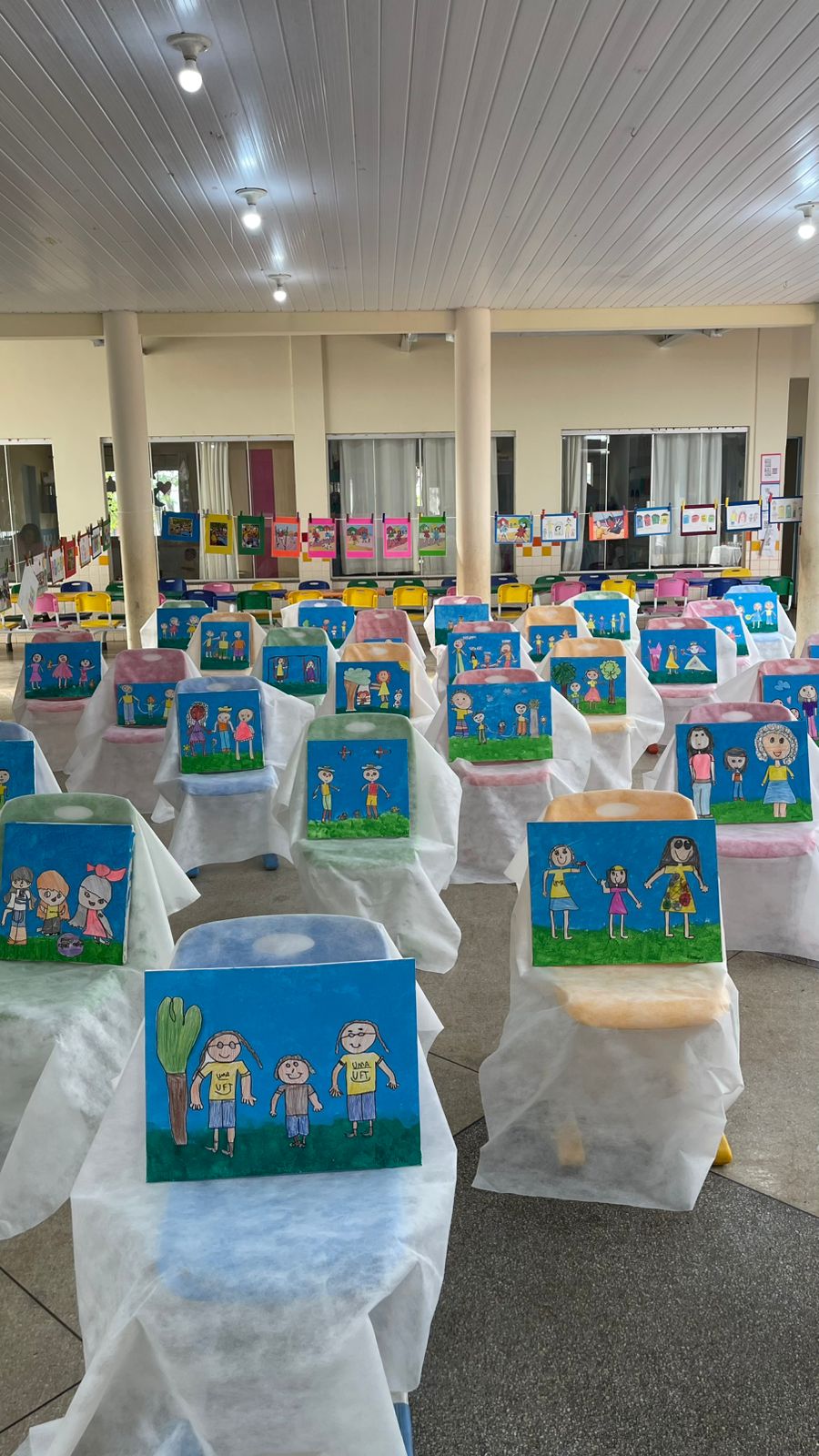 Pinturas criadas pelas crianças em telas emocionaram quem esteve presente na unidade educacional, pois retratam diferentes cores, formas e sentimentos relacionados à família dos pequenos