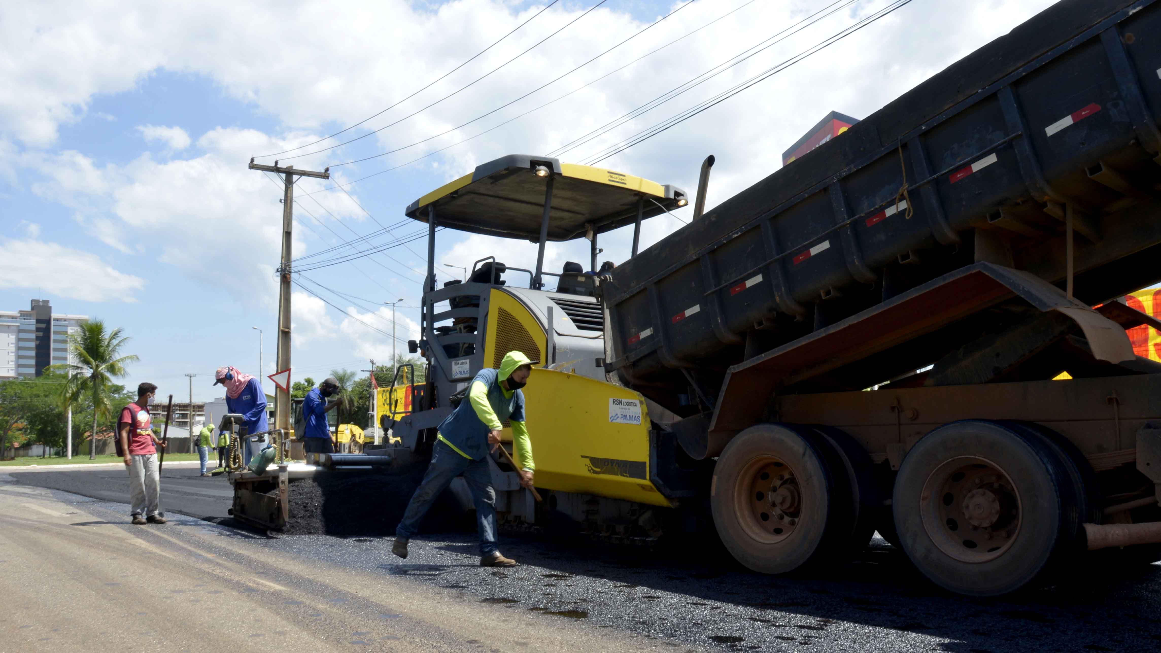 Avenida NS-08 tem duas faixas fechadas para renovação de pavimento asfáltico