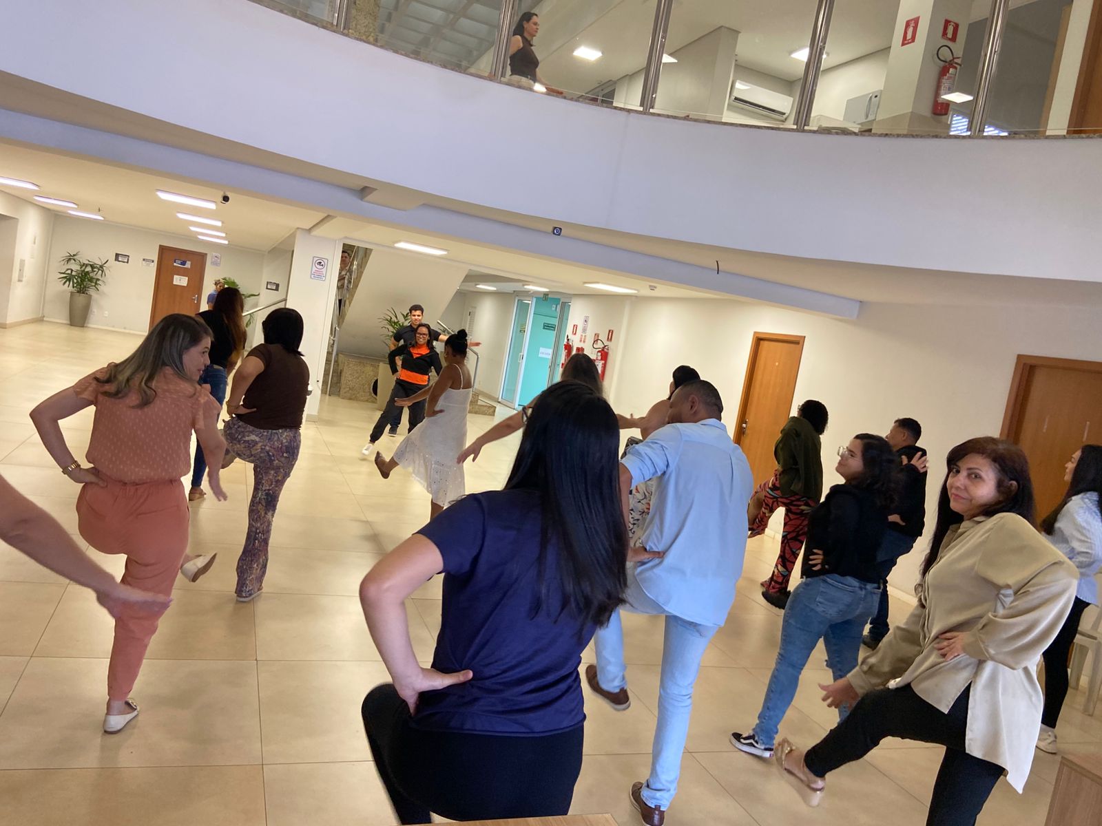 Ao som de músicas animadas e sob a orientação, o grupo participou de uma sessão de ginástica laboral - Tariane Pompeu