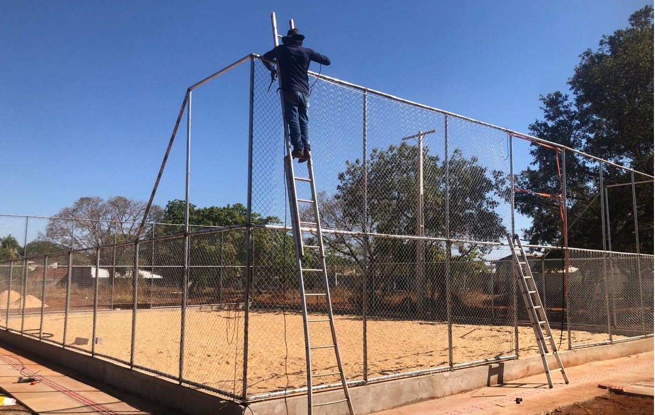 Obra da nova praça na Arne 53 está em ritmo acelerado com construção de estrutura esportiva