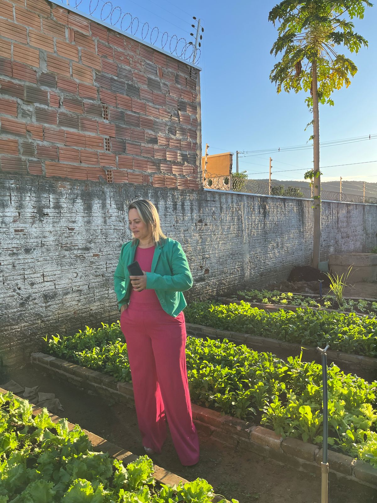 A diretora da escola, Cida Saraiva, destaca que o projeto fortalece também os laços entre escola e comunidade
