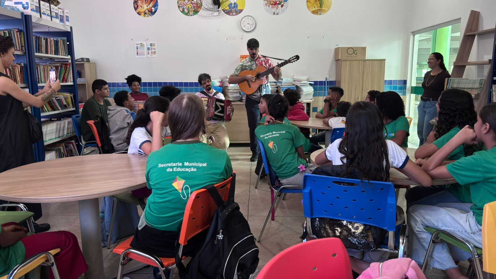 Educação de Palmas promove Clube do Livro com apresentação do grupo Tocan Duo na ETI Fidêncio Bogo