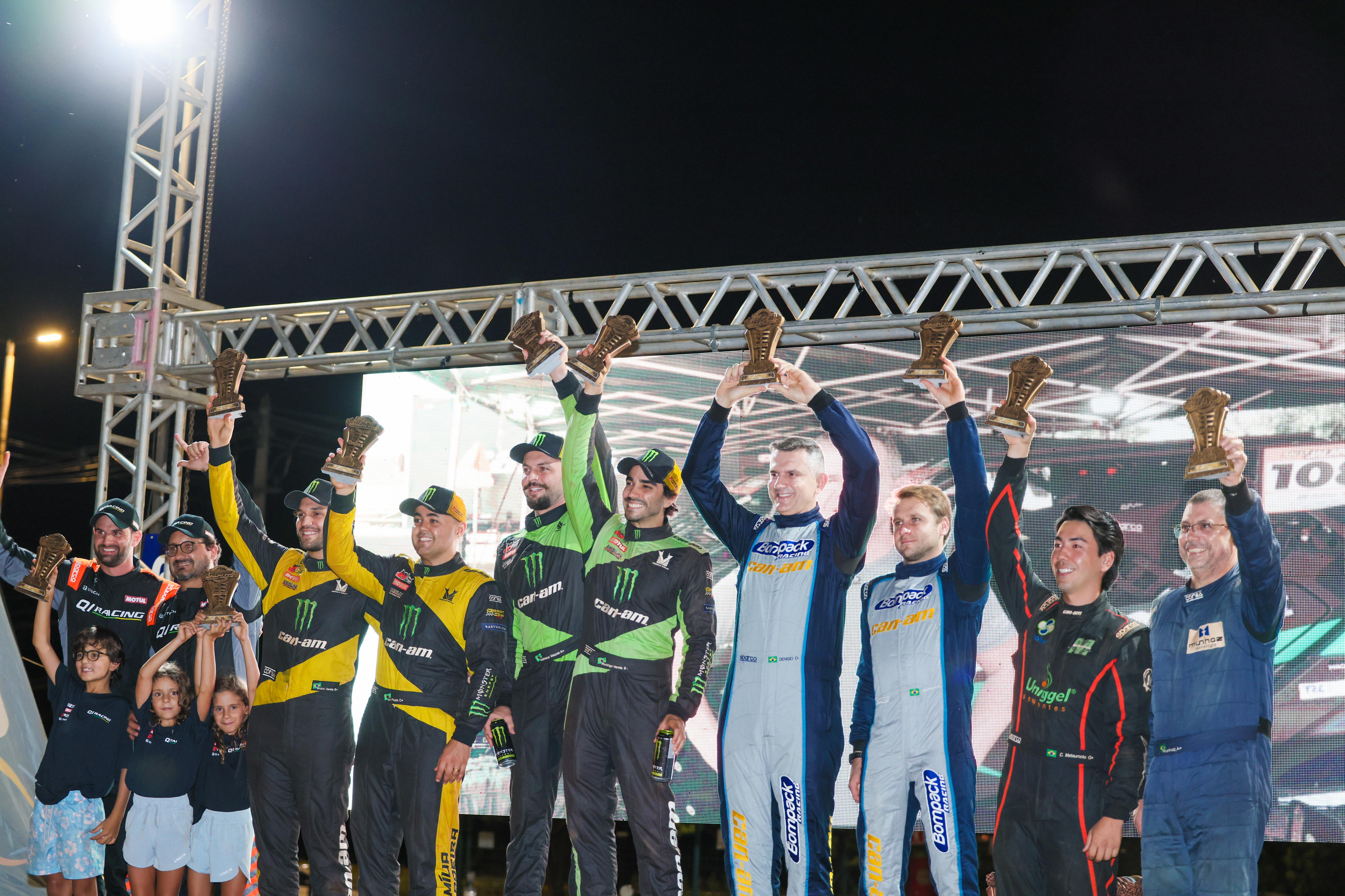 Campeões do Rally Jalapão receberam troféus em noite de premiação (Foto: Regiane Rocha)