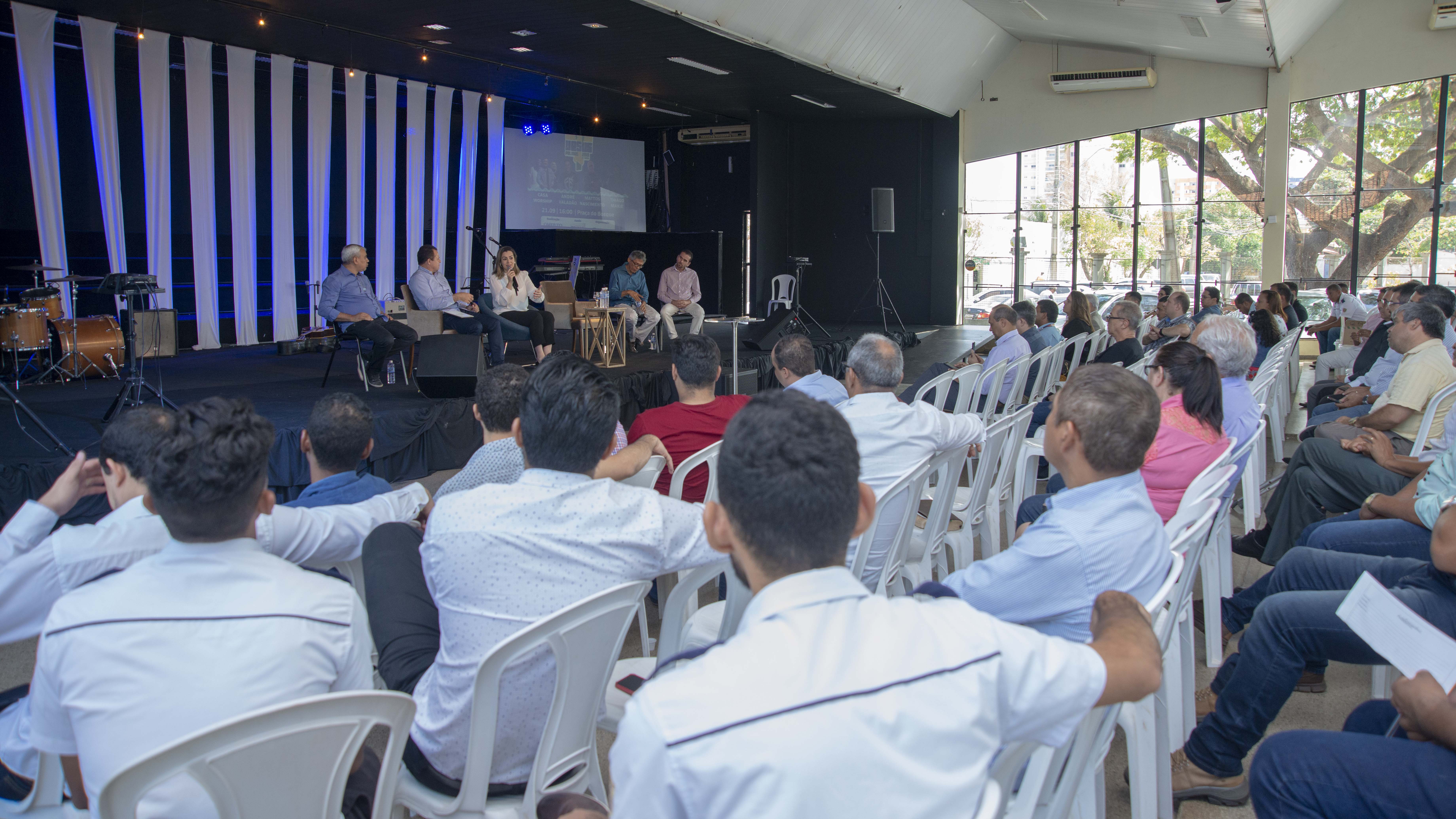 Prefeita fala sobre desafios da gestão municipal durante reunião do Conselho de Pastores de Palmas