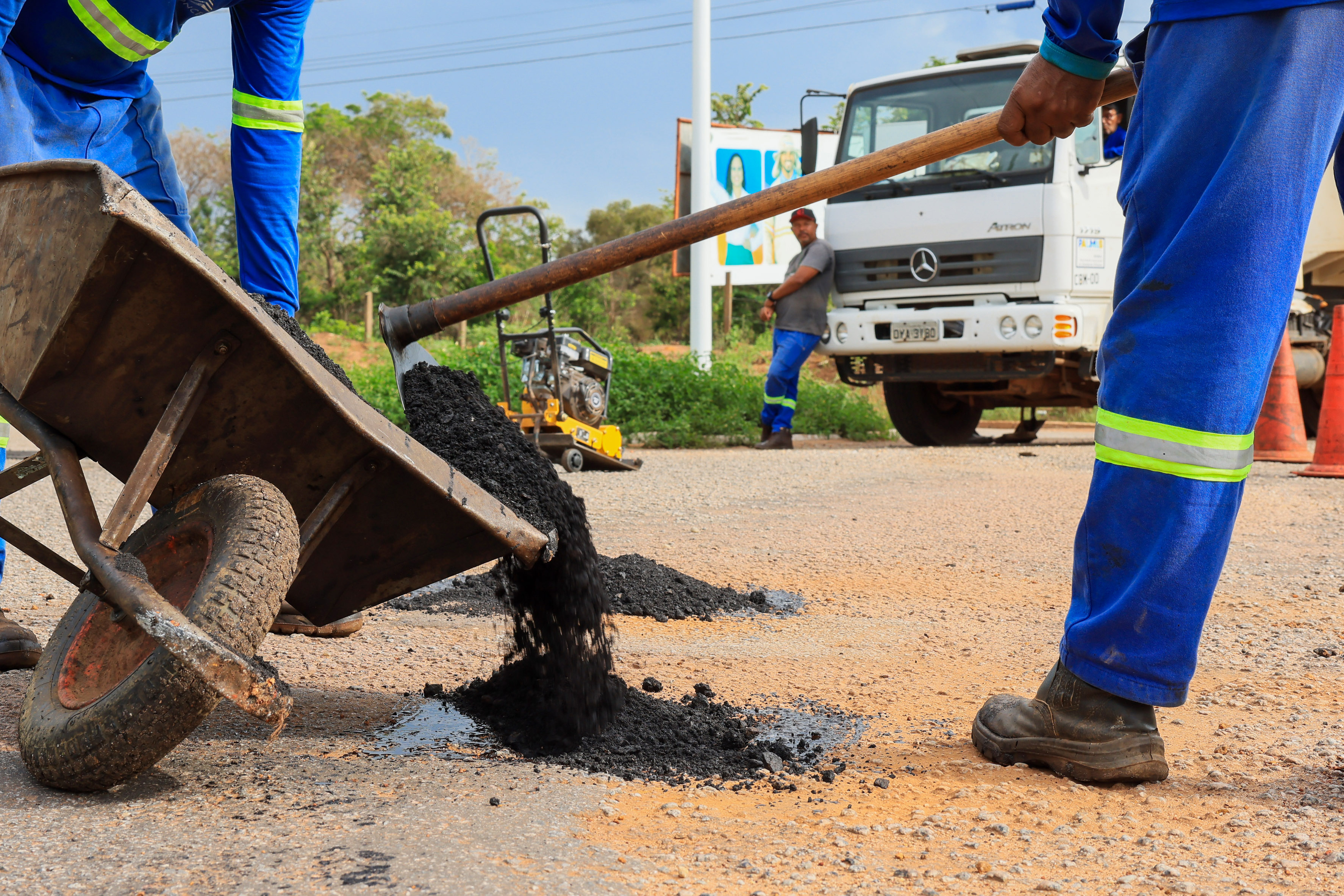 Equipe realizou reparo na Av. NS-07 na tarde desta quarta-feira, 17