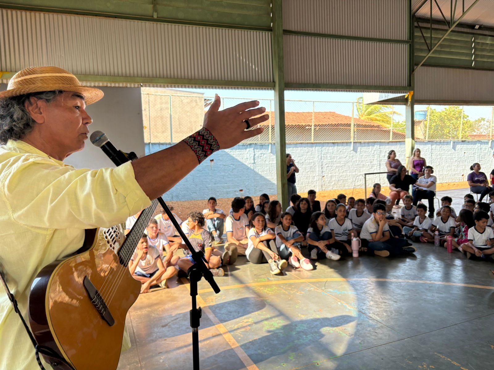 Na quadra da escola, Dorivã cantou com as crianças canções conhecidas como 'Passarim do Jalapão' e  'Romeiro do Bonfim'