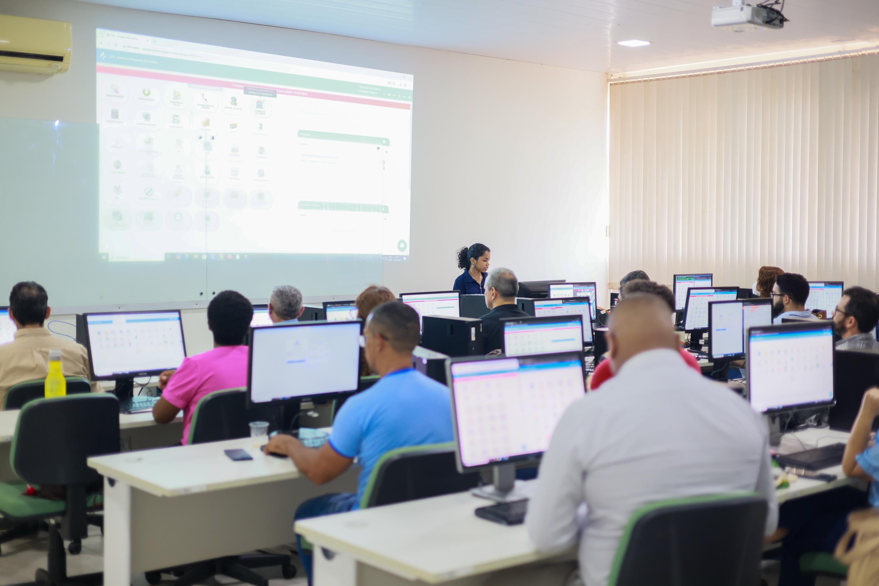 Servidores da CGM durante treinamento