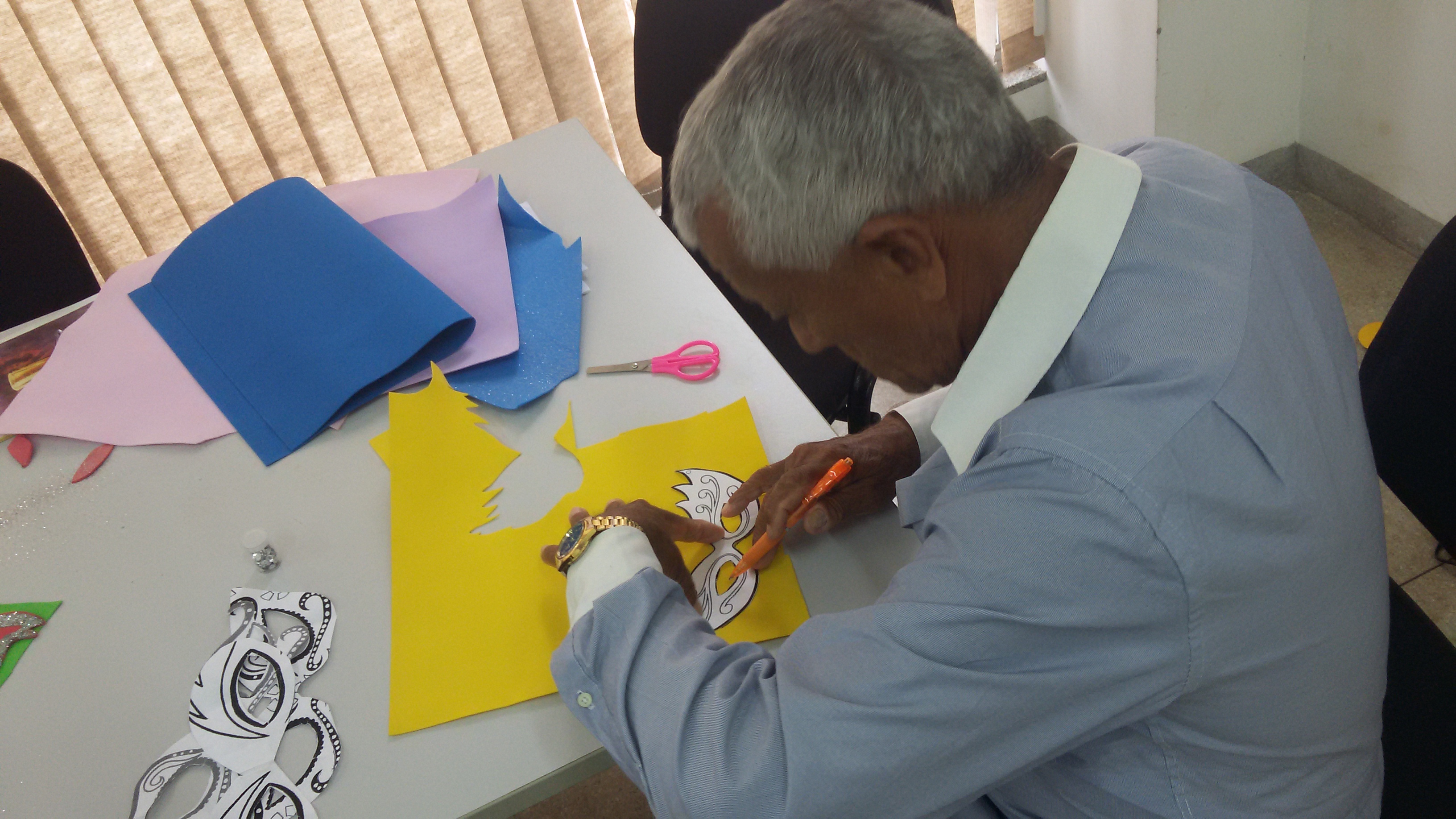 Idosos do Cras Morada do Sol se preparam para o Carnaval Intergeracional com oficina de confecção de máscaras