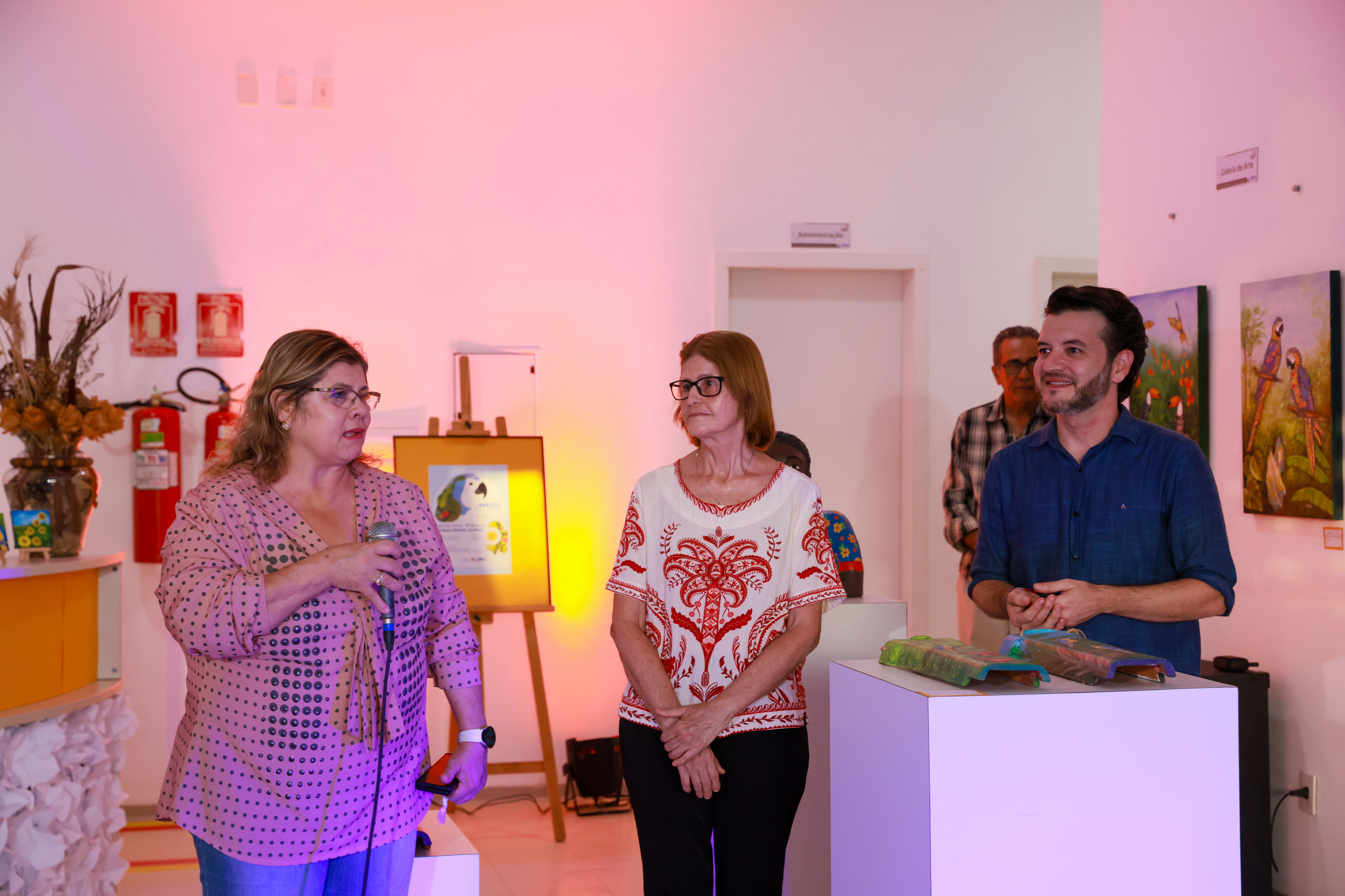 Abertura da exposição Natureza Urbana, Palmas Cidade em cores, da artista Madu (centro)