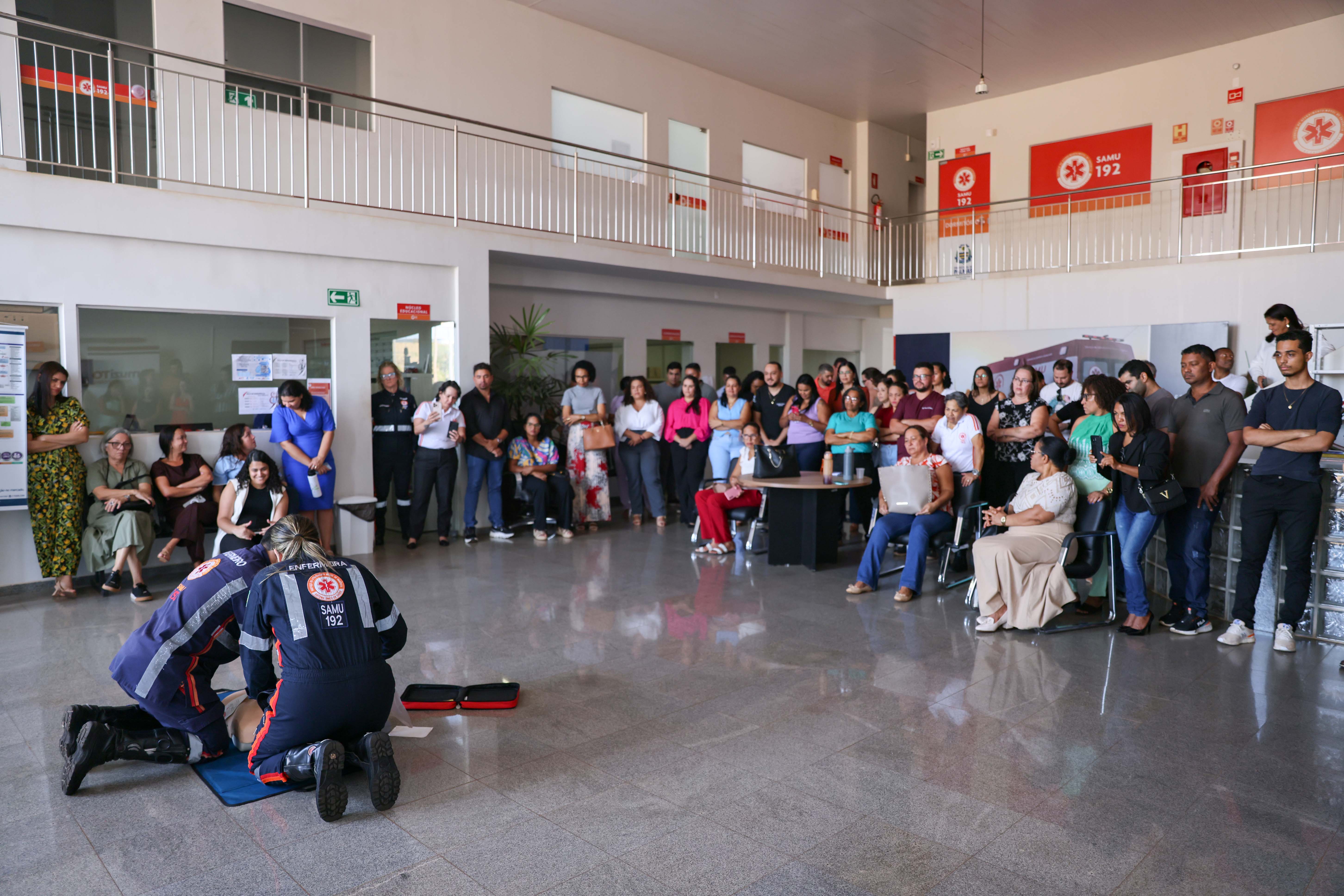 Servidores presentes na cerimônia de entrega de equipamentos receberam instruções sobre como operá-los