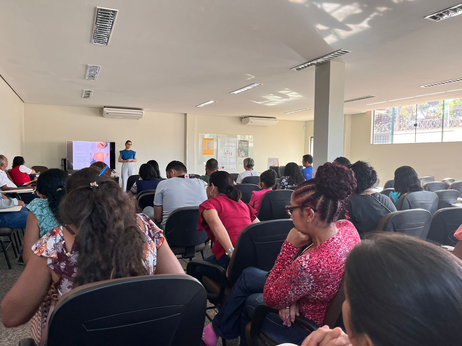 Agentes comunitários de saúde recebem orientações sobre anemia falciforme