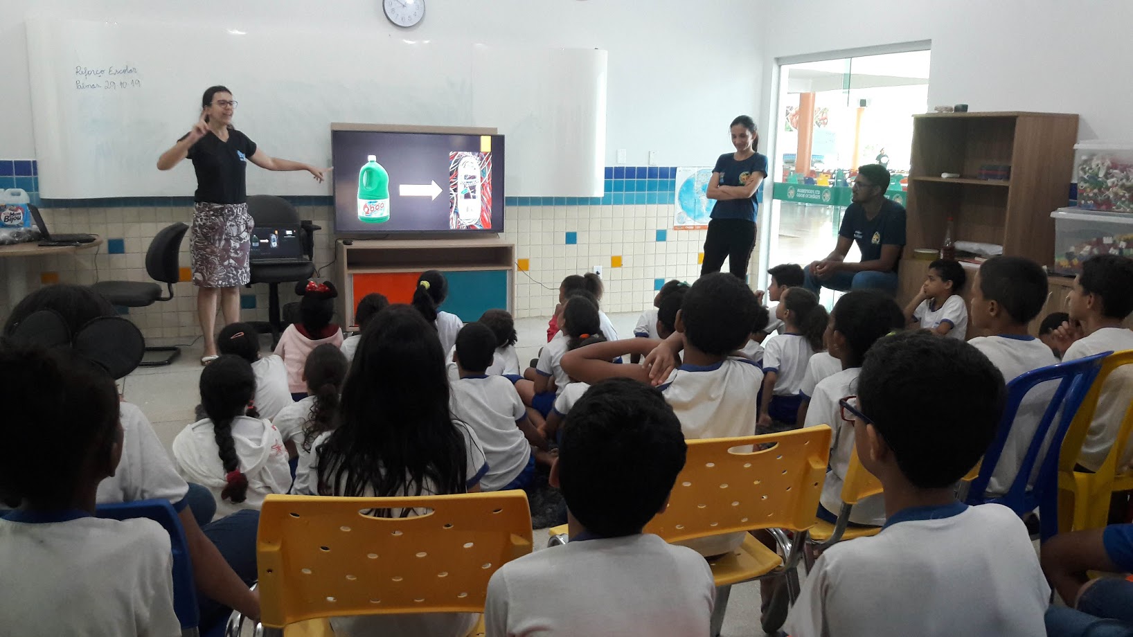 Alunos da Escola Agroecológica Fidêncio Bogo aprendem na prática a separar material reciclável do lixo comum