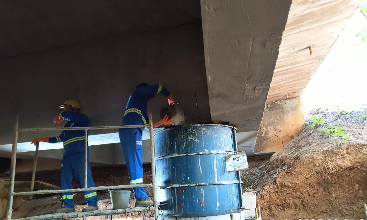 Tratamento e concretagem dos pilares nas obras das pontes na Avenida Teotônio Segurado