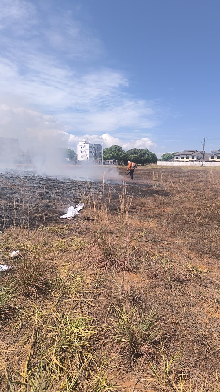 Defesa Civil combate fogo em conteiners