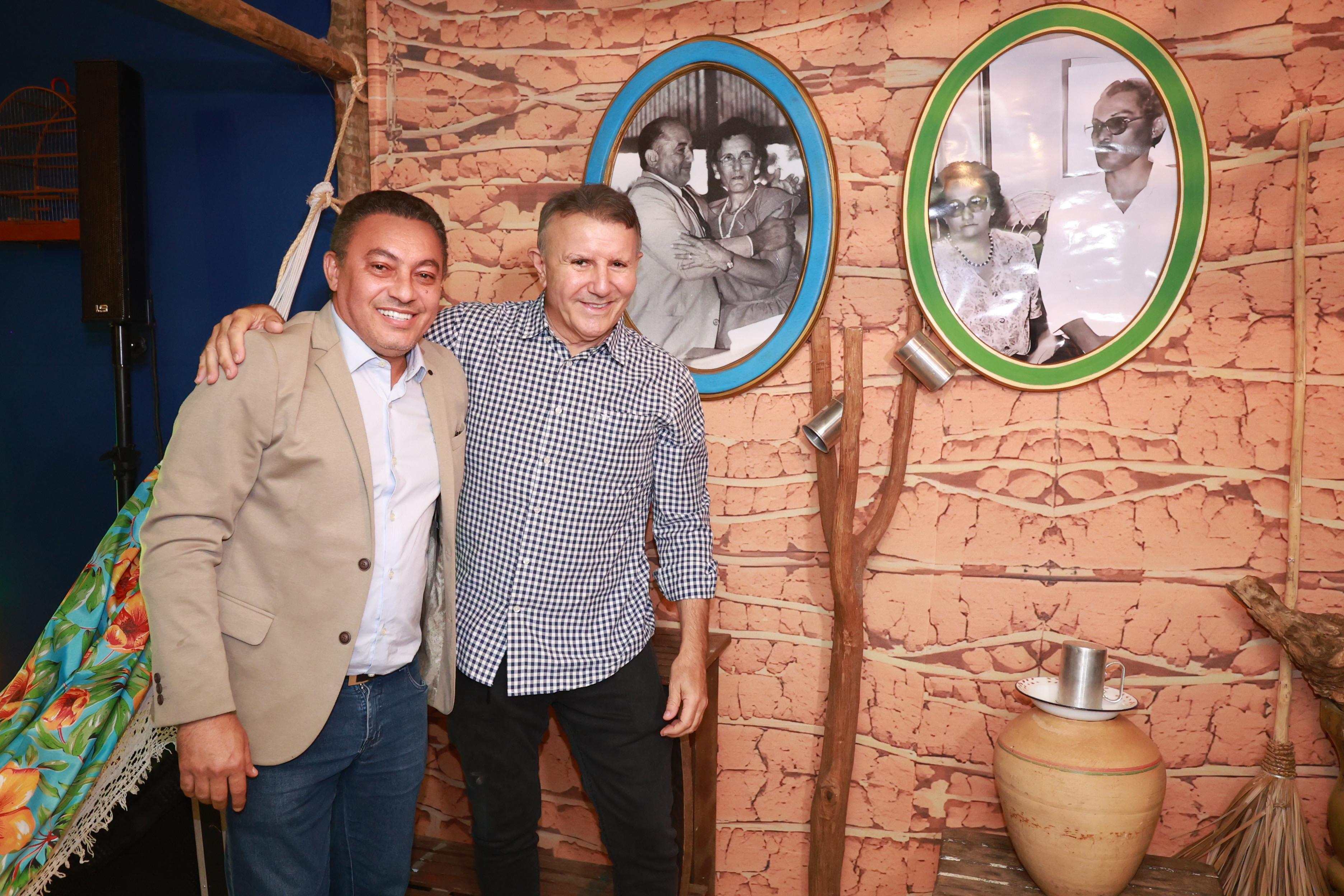Marilon Barbosa e Eduardo Siqueira Campos ao lado dos quadros em homenagem aos seus respectivos pais, Fenelon Barbosa e Maria Rosa; e Siqueira Campos e Aureny