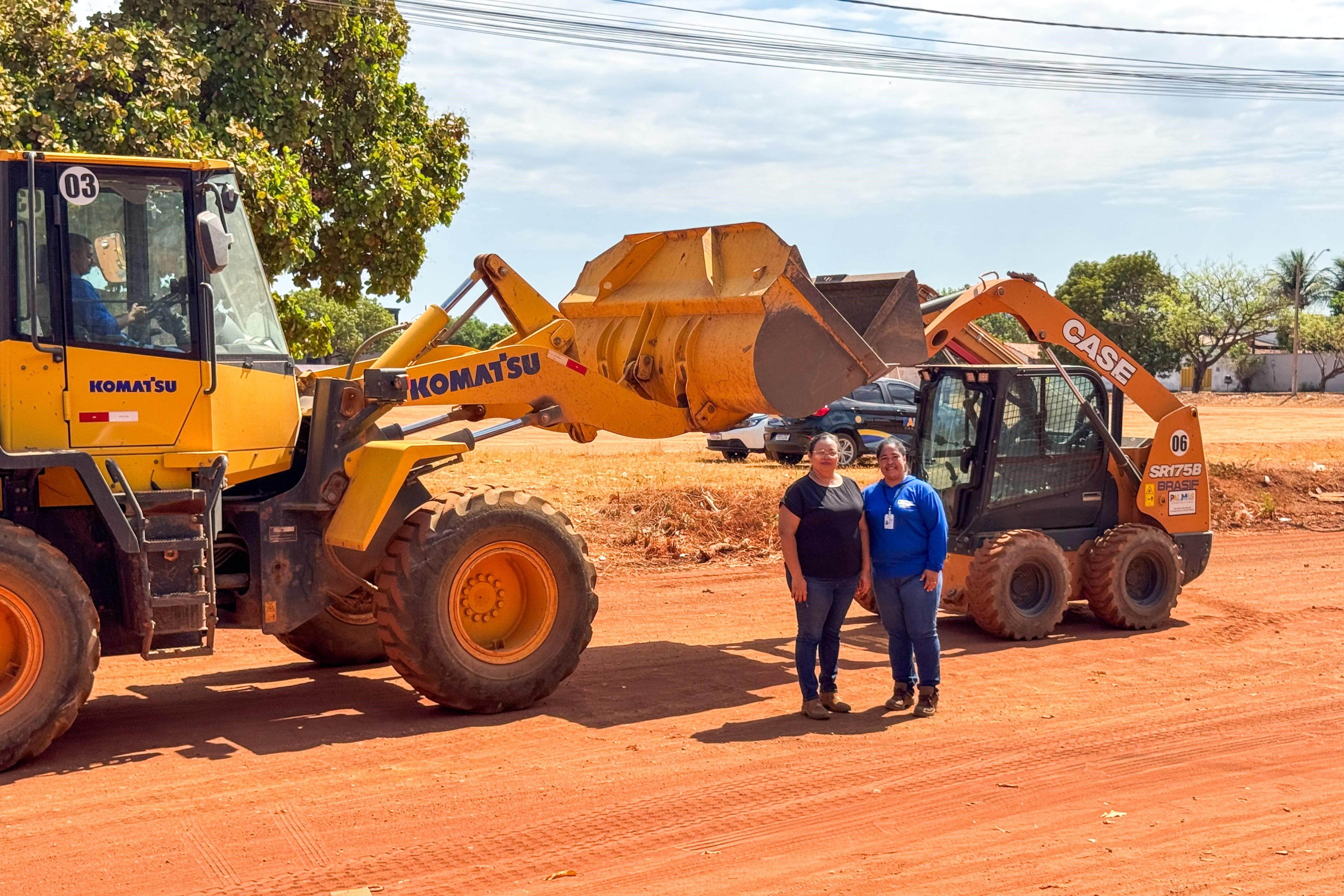 A gerente Fernanda Carla (lado esquerdo), explica como é feito o trabalho de retirada dos entulhos