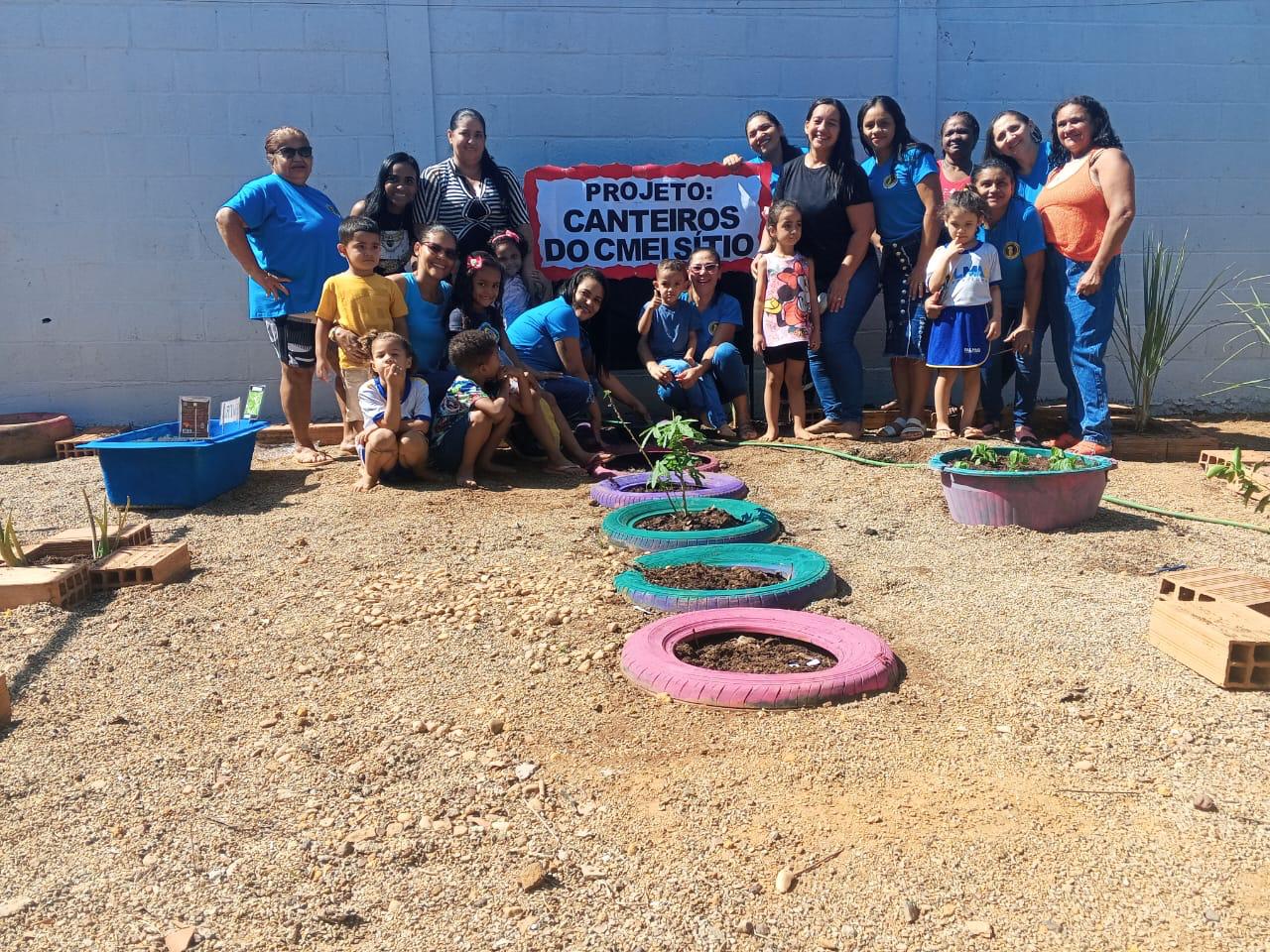 A horta foi construída em canteiros aproveitando espaços do CMEI - Divulgação
