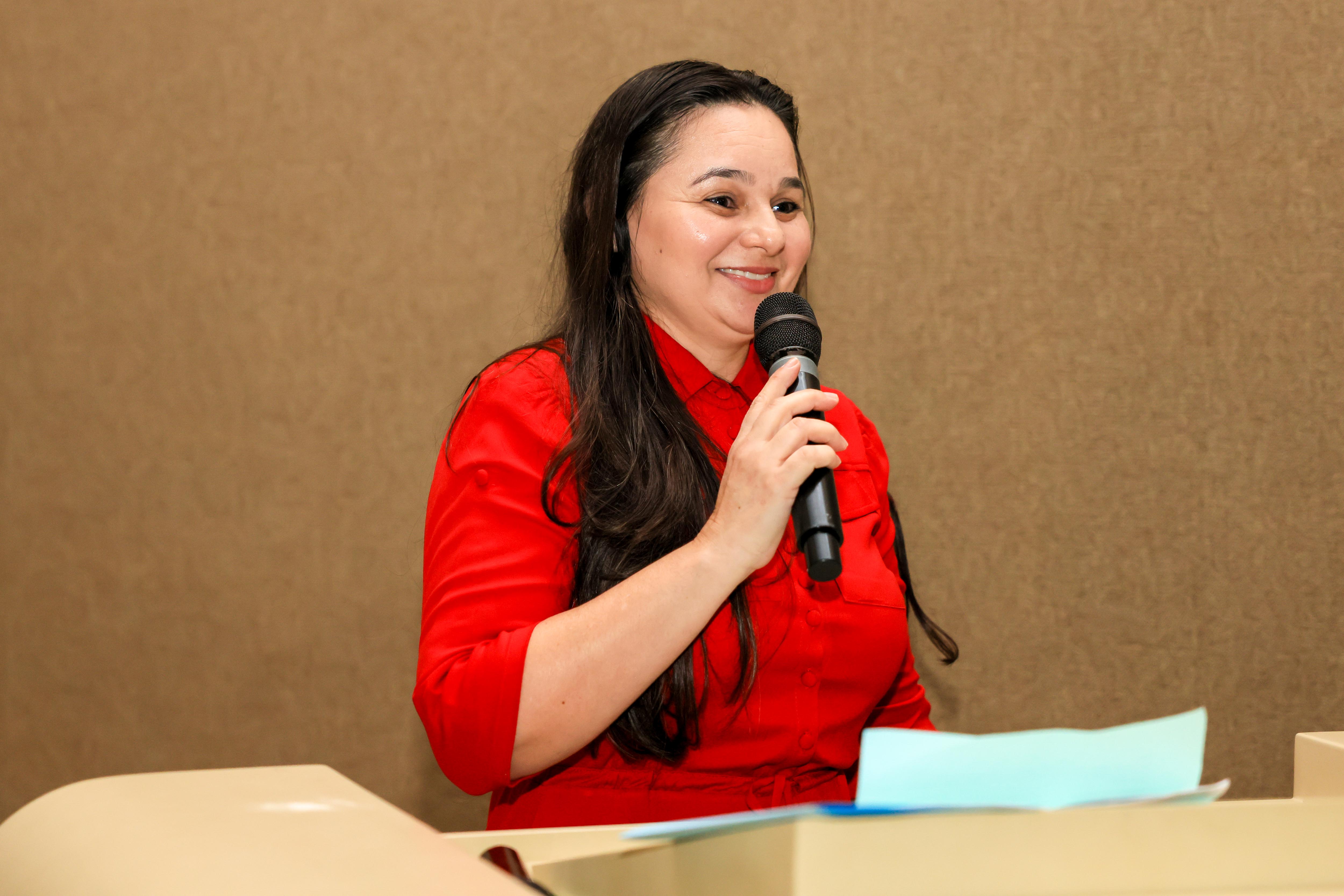 A diretora do Cmei, Iracilda Borges, diz que a cada final de ano, que os educadores ficam surpreendidos pela emoção que as crianças conseguem transmitir no palco