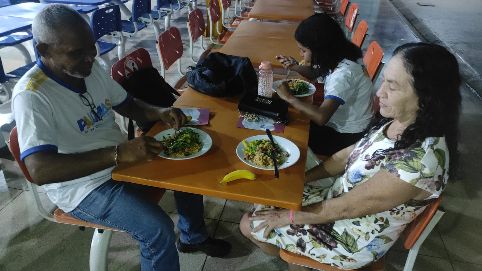 Além dos conteúdos escolares, a EJA proporciona momentos de troca de experiências de vida, fortalecendo vínculos e combatendo a solidão