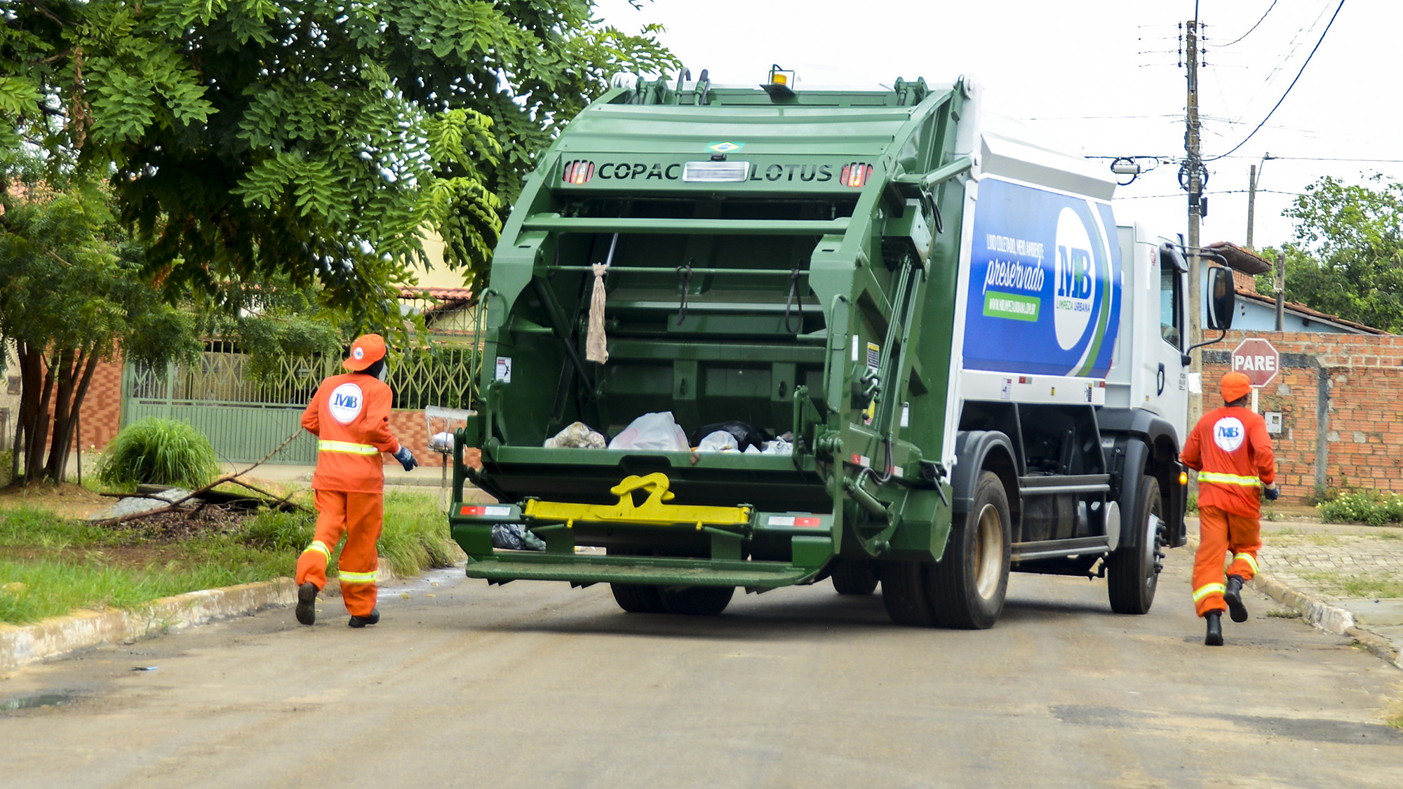 Trabalhadores da limpeza urbana contarão com ponto exclusivo de vacinação contra a Covid-19 na quarta-feira, 30