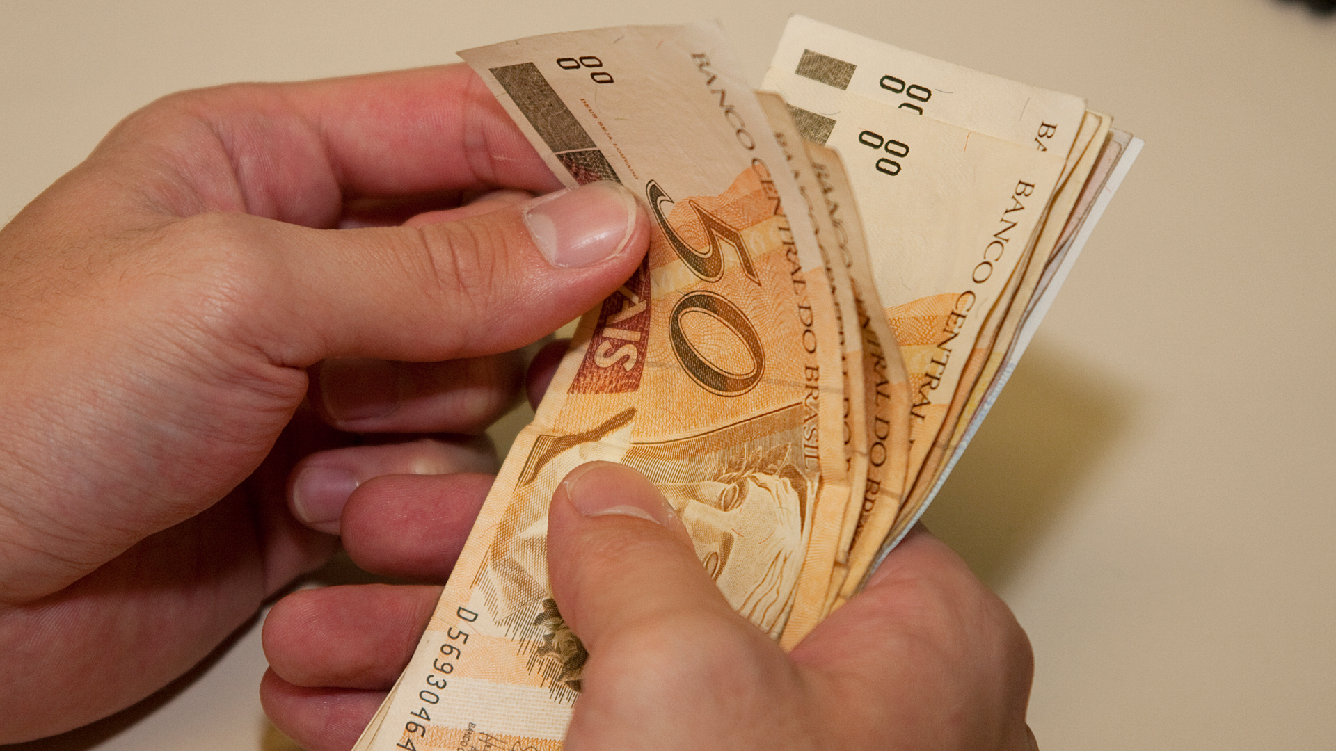 Servidor municipal tem salário disponível em conta neste sábado, 30