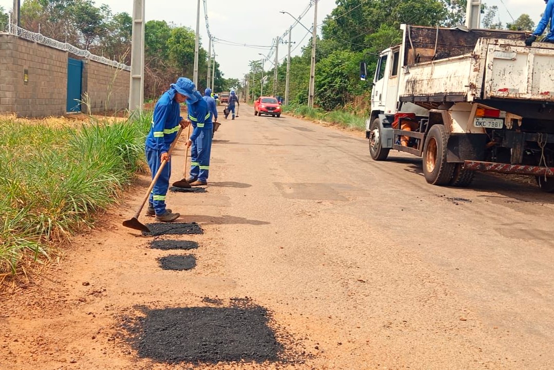 Serviço de tapa-buracos na Rua NS B na ACSU-SE 100 (1002 Sul)