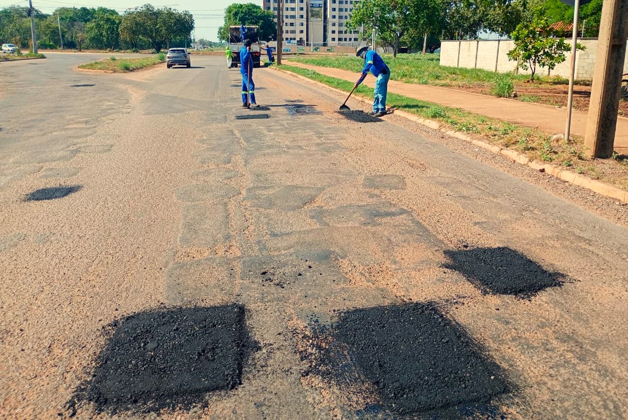 Na Avenida NS 1, junto à quadra Arso 121 (1203 Sul), as equipes taparam vários buracos